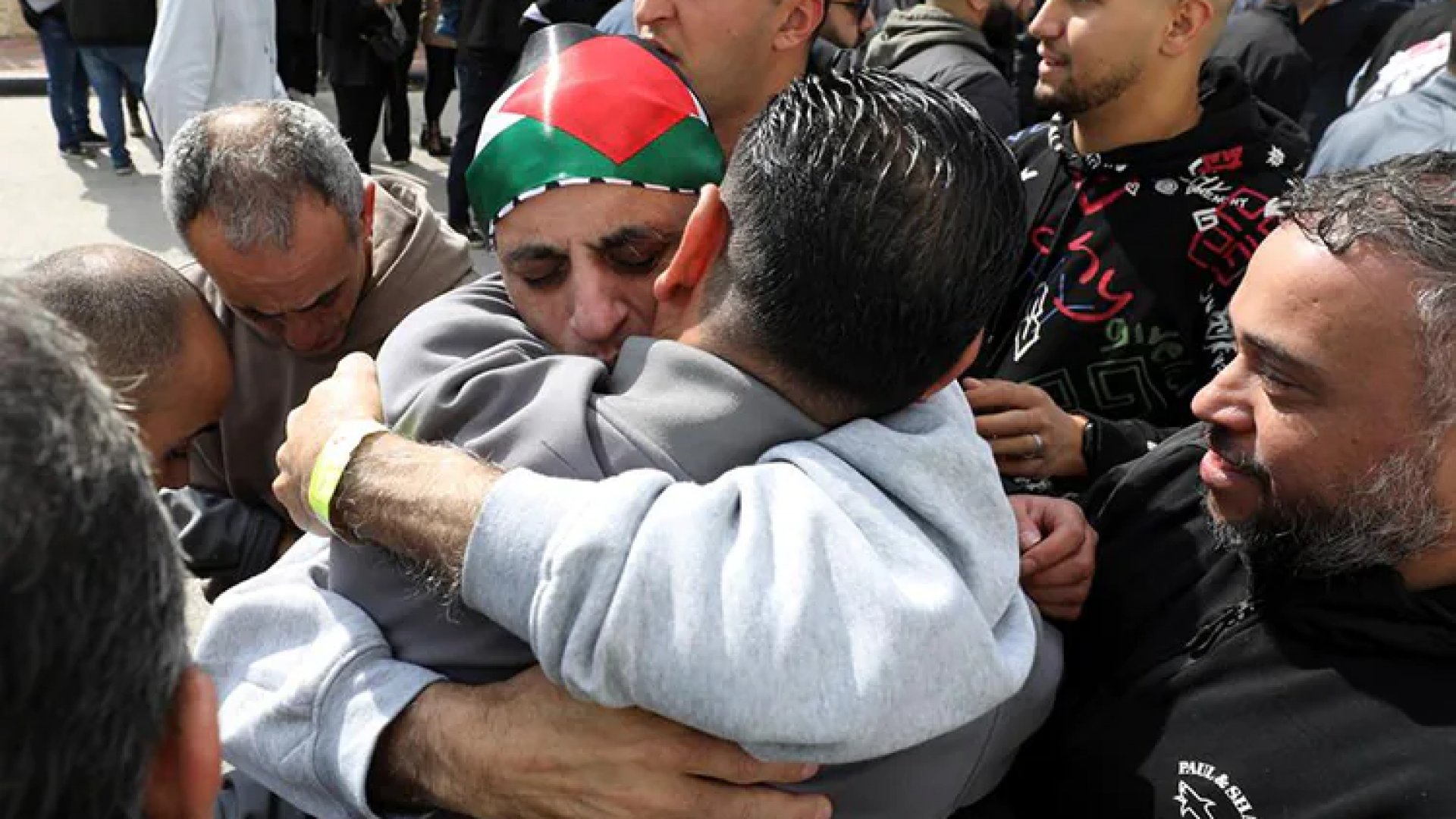 Hamás libera a tres rehenes de Israel a cambio de 183 presos palestinos