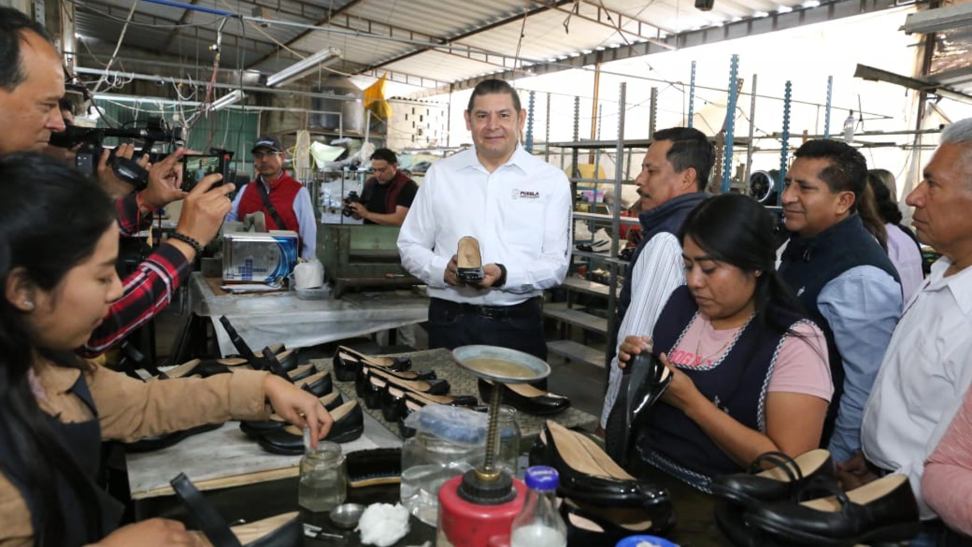 Armenta impulsa economía regional y familiar a través de la industria del calzado
