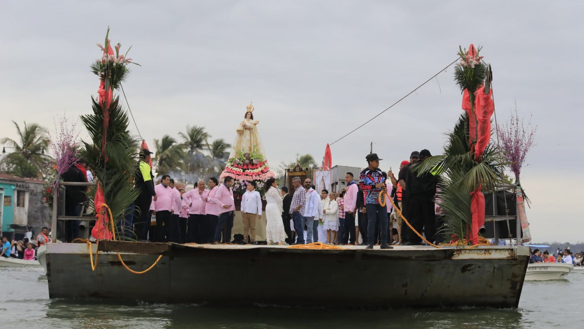 Rocío Nahle asistió al recorrido de la Virgen de La Candelaria