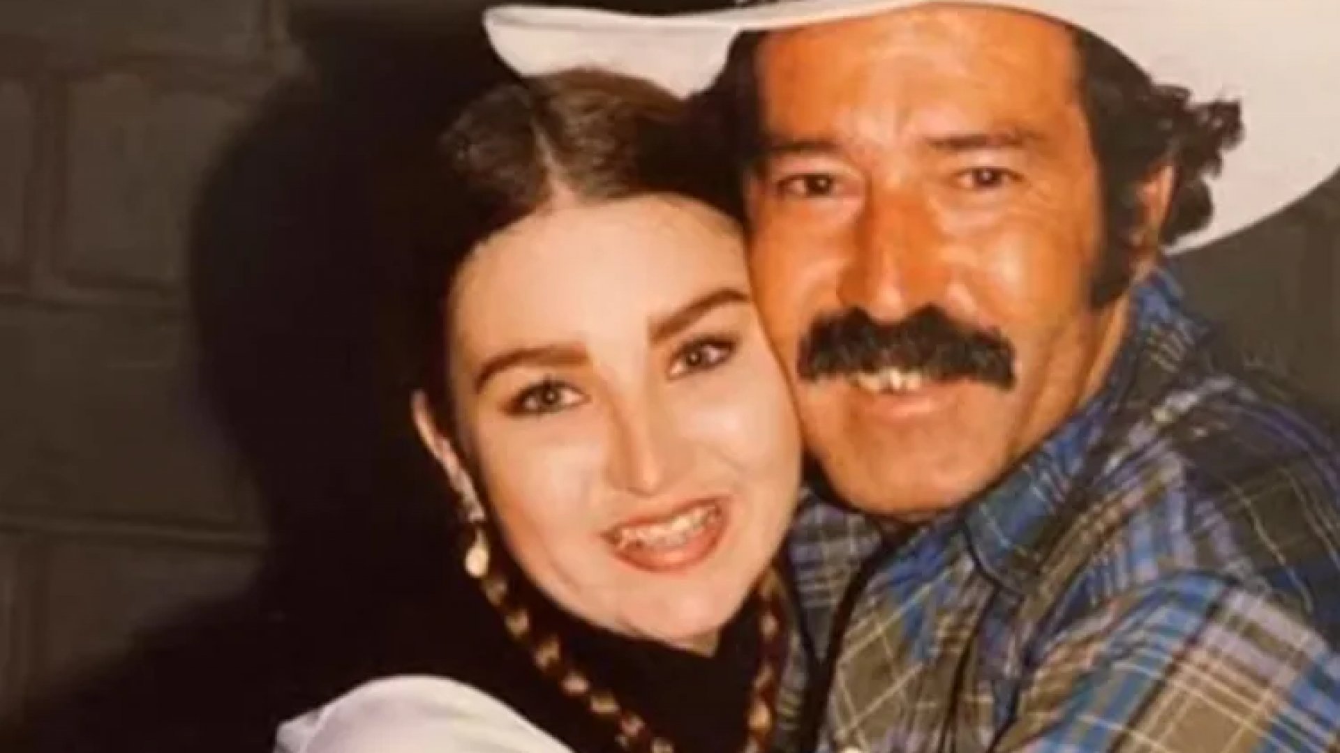 Alicia Villarreal enfrenta la muerte de su padre y Cruz Martínez lamenta la pérdida