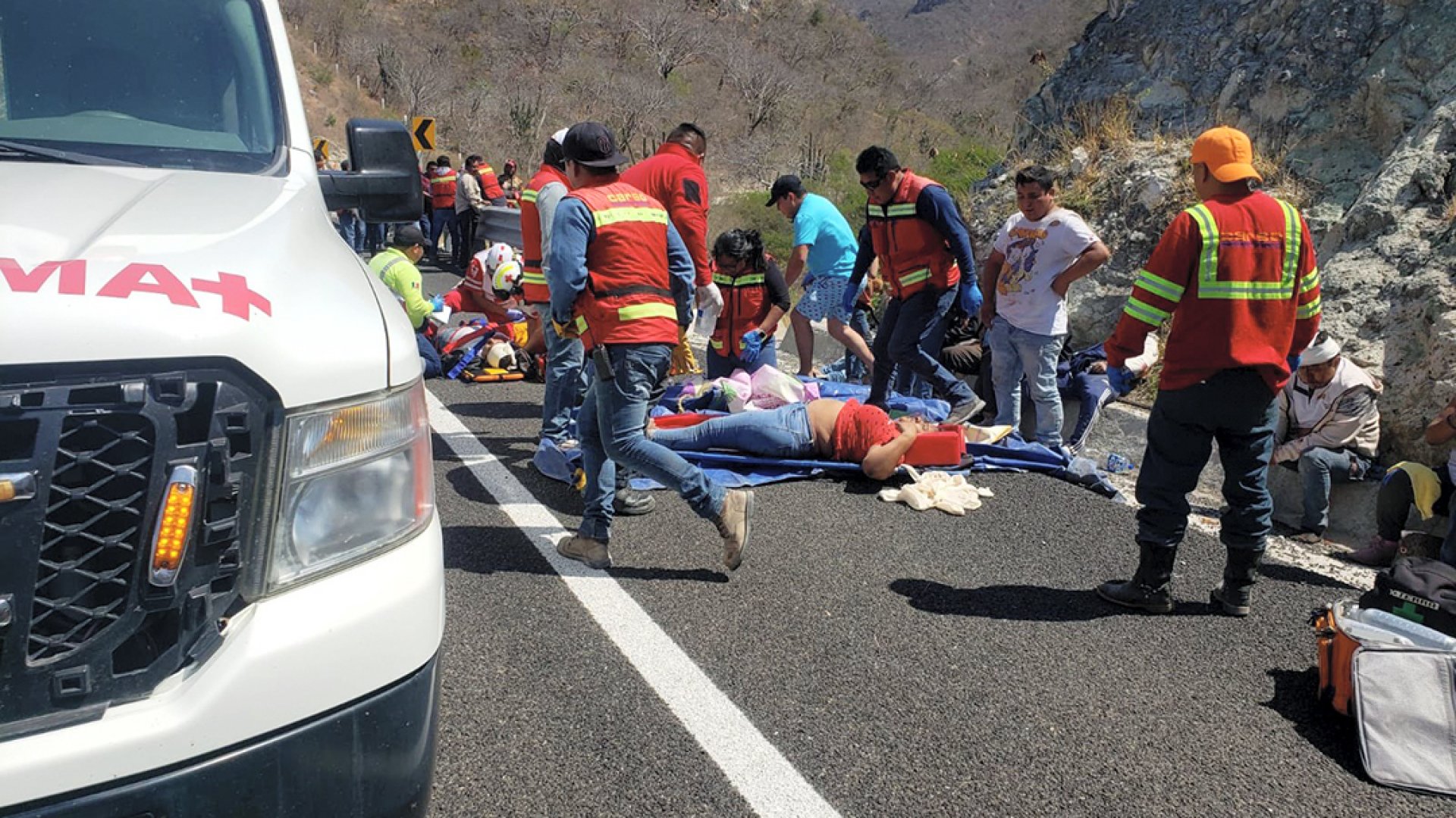 Tragedia en Oaxaca: 18 muertos por volcadura de autobús en la Mitla-Tehuantepec
