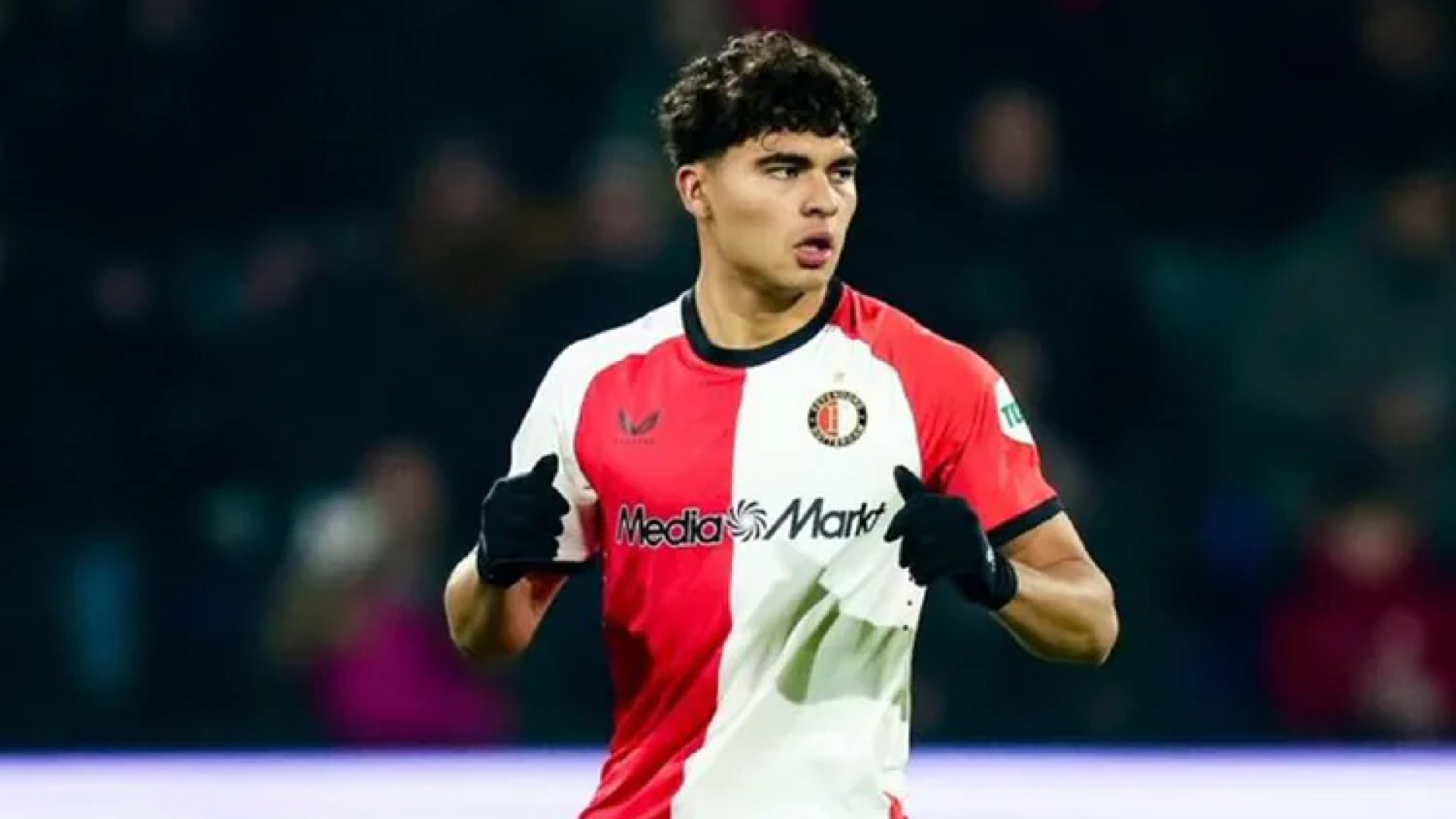 Stephano Carrillo estrena en Feyenoord con gol anulado por fuera de juego