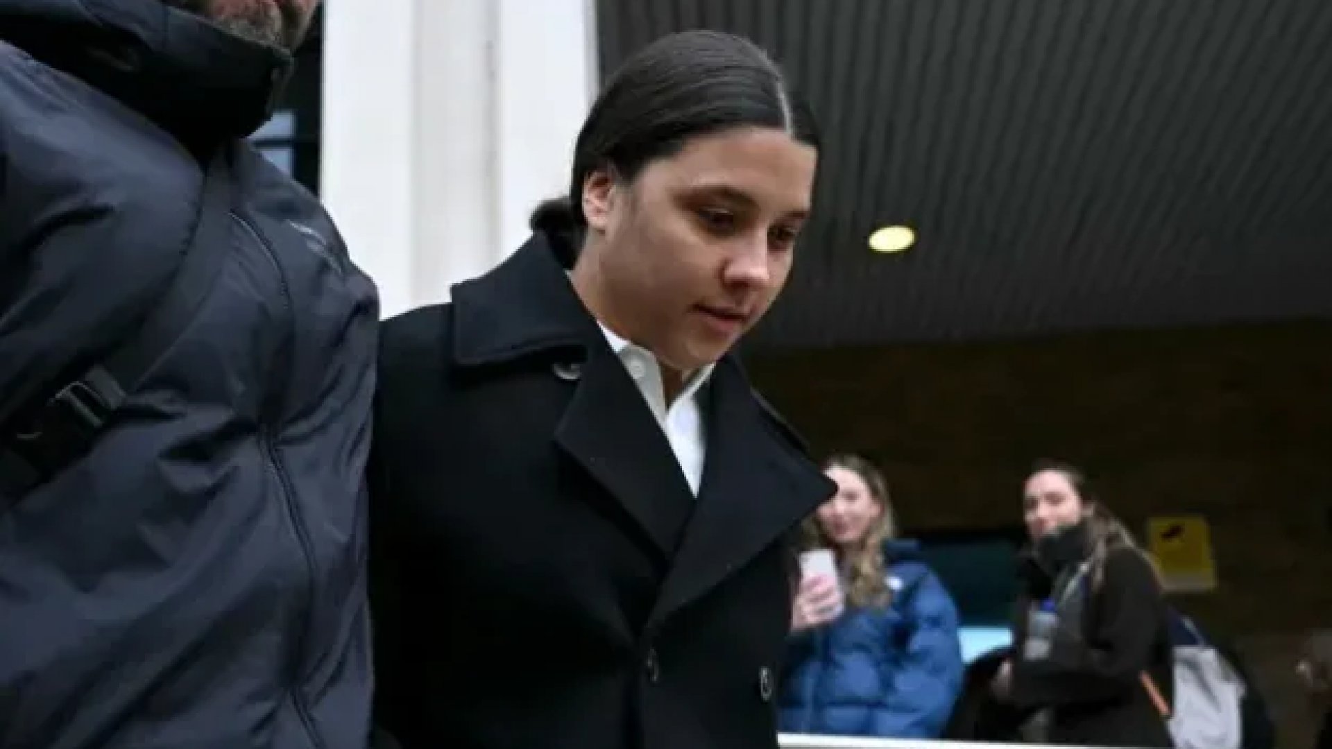 Absuelven a Sam Kerr por llamar “estúpido blanco” a policía, tras vomitar en la calle