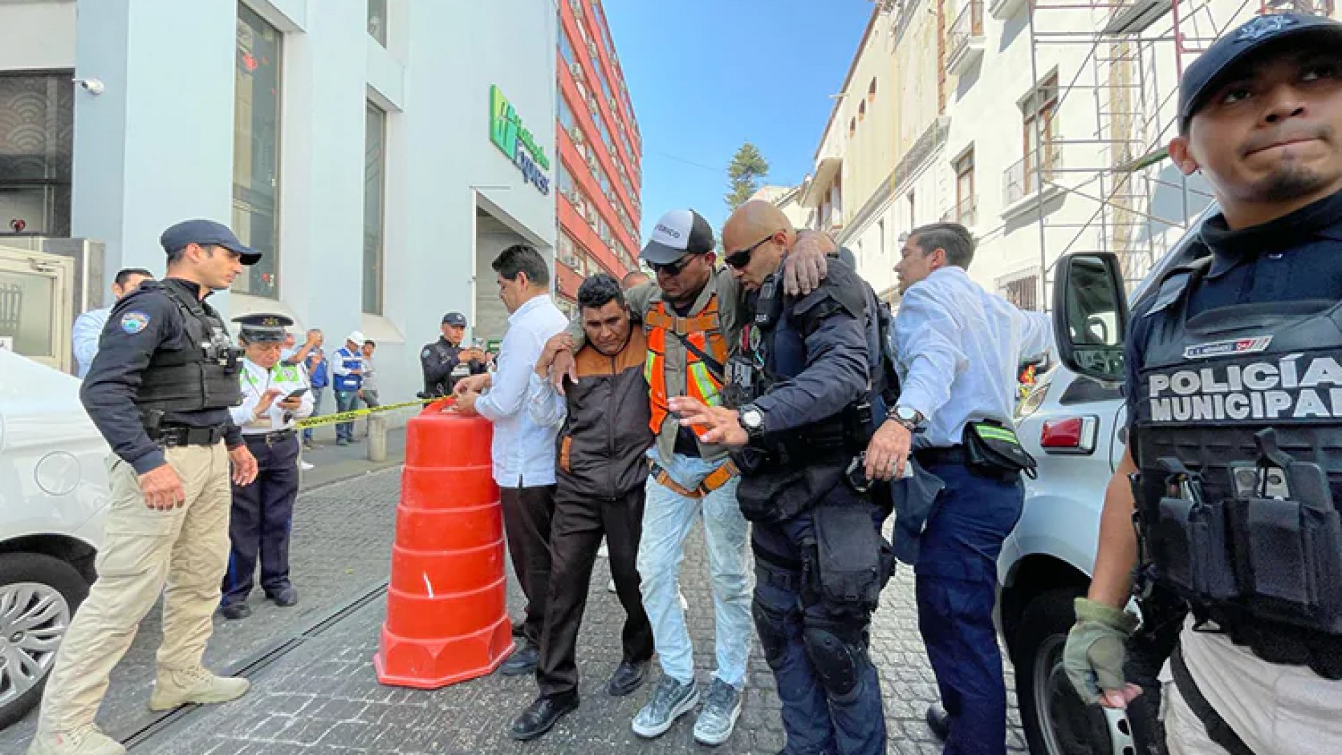 En Xalapa, trabajador escapa de la muerte en Palacio de Gobierno tras colapso de andamio