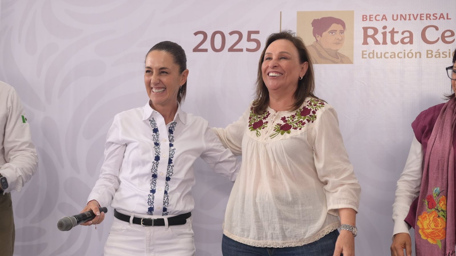 Claudia Sheinbaum y Rocío Nahle entregan tarjetas de la beca Rita Cetina