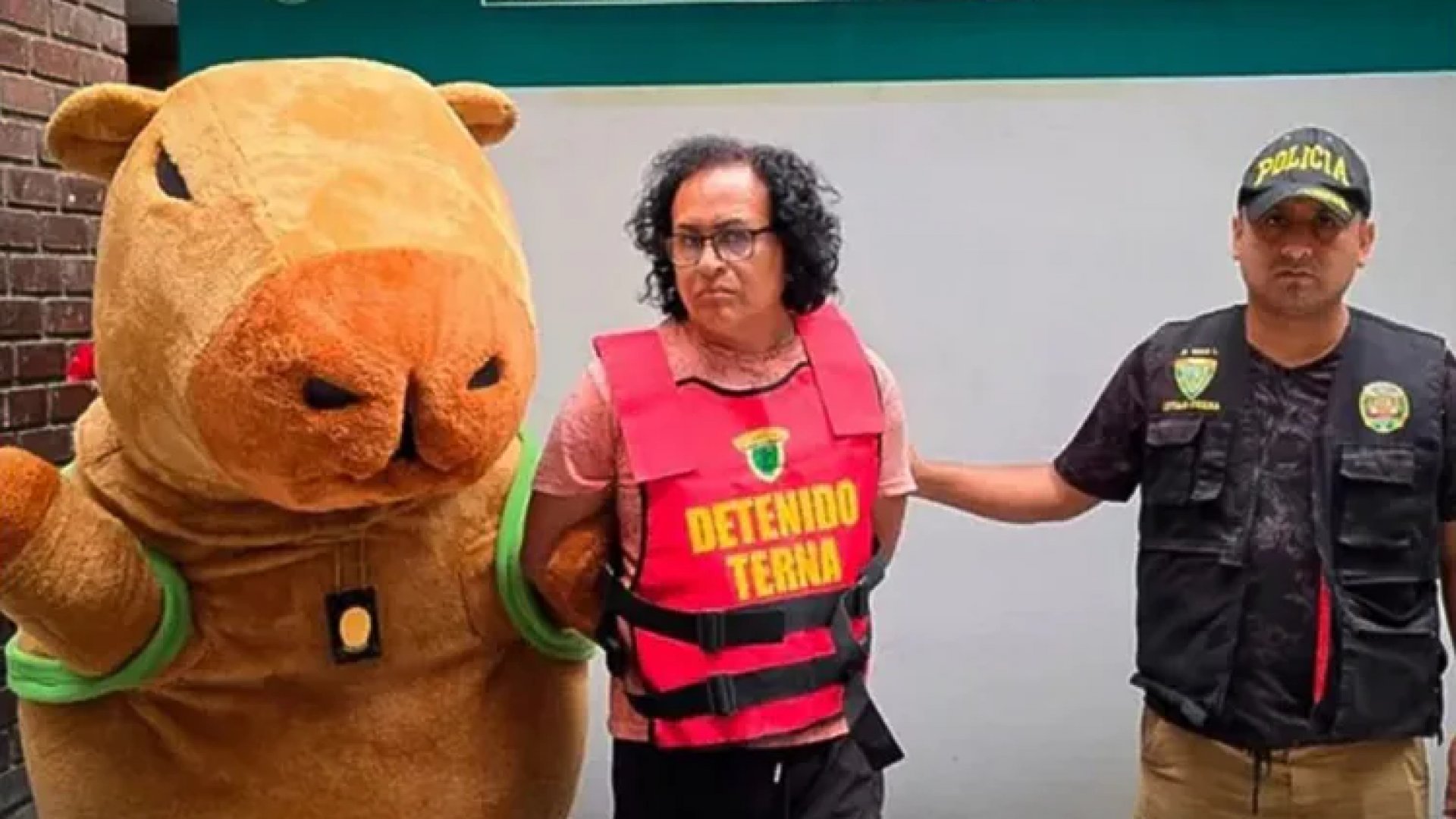 “Policía capibara” de Perú atrapa a narco en operativo de San Valentín | Video
