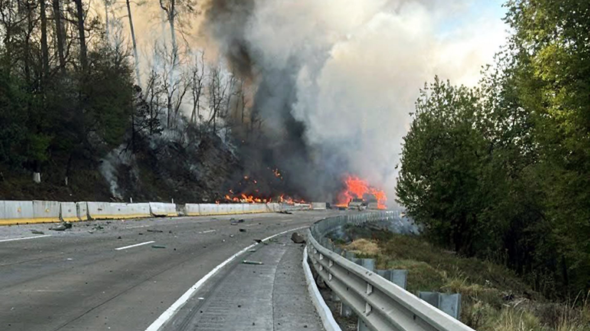 Incendio de pipa de gas en la autopista México-Puebla provoca cierre total y caos vial