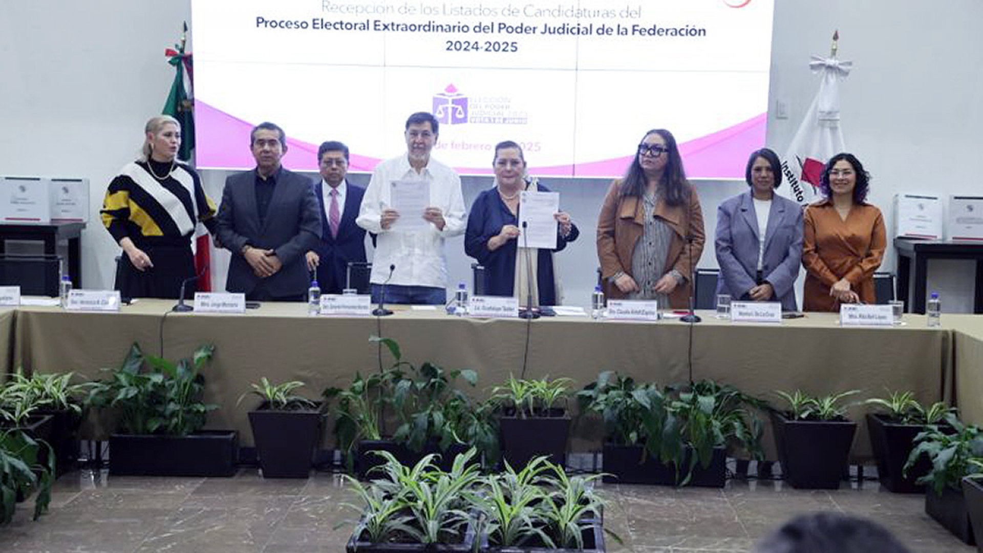 Senado entrega al INE lista de aspirantes para elección judicial
