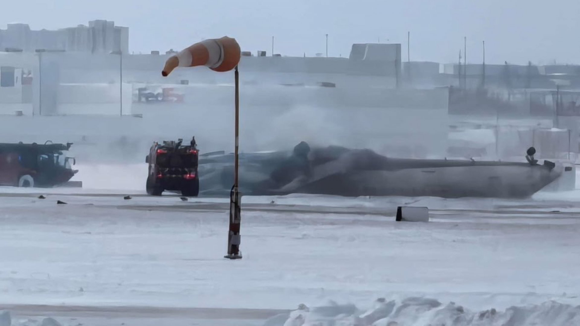 Avión de pasajeros vuelca en la pista al aterrizar en Toronto
