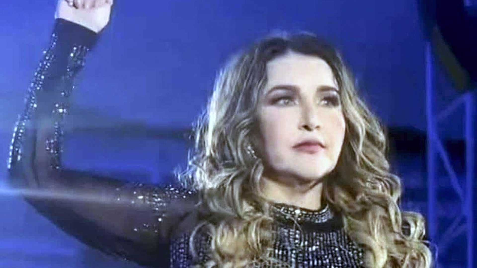 Alicia Villarreal hace señal de auxilio en concierto tras presunta denuncia contra Cruz Martínez