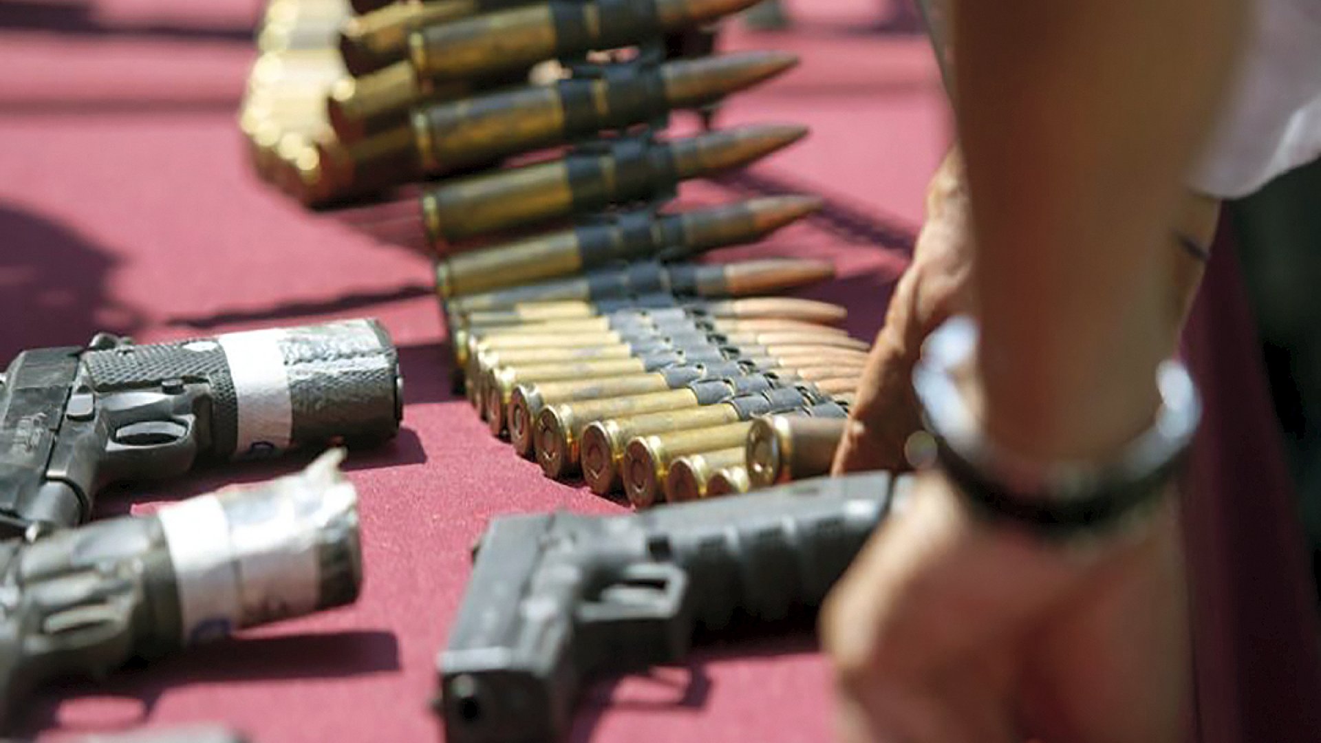 Estados Unidos debe detener tráfico de armas a México para debilitar cárteles: Experto
