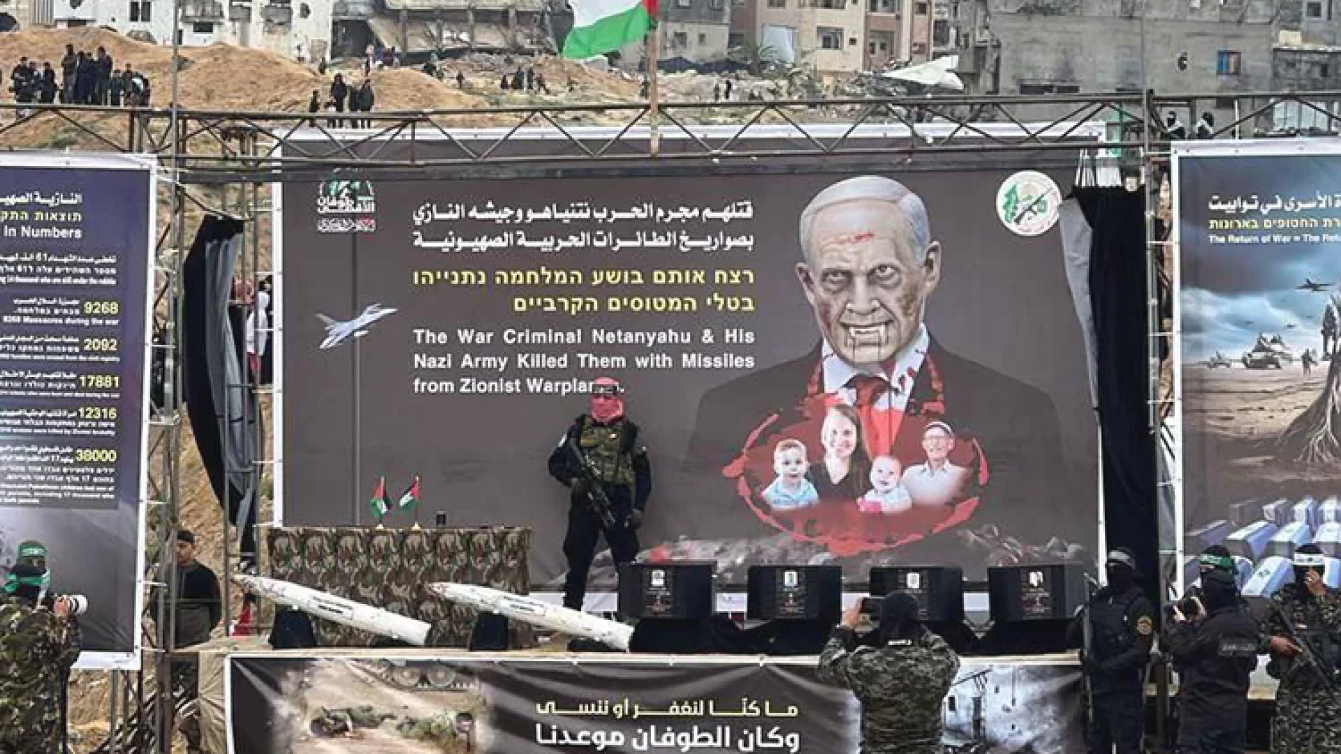 Hamás entrega restos de cuatro israelíes en polémico acto con un Netanyahu “vampiro”