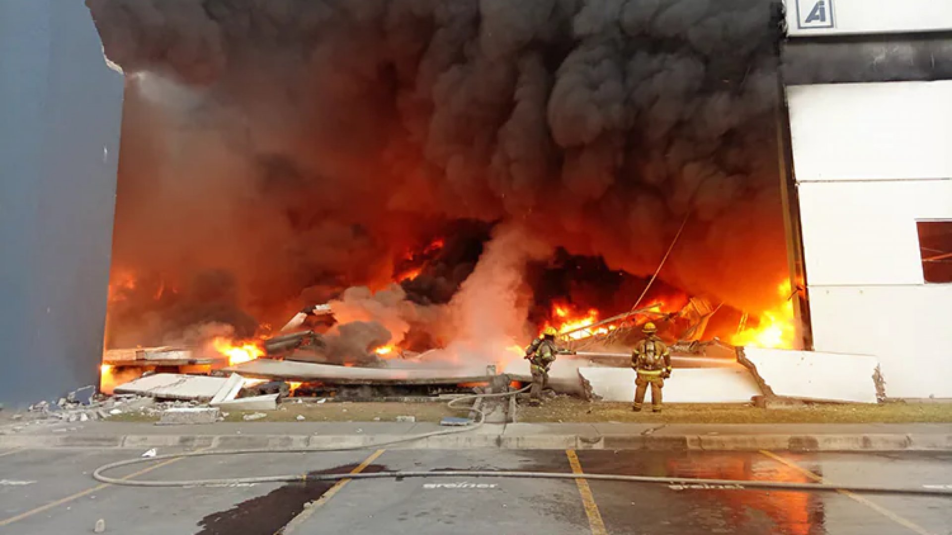 Incendio consume fábrica en parque industrial Las Américas, en Apodaca, Nuevo León