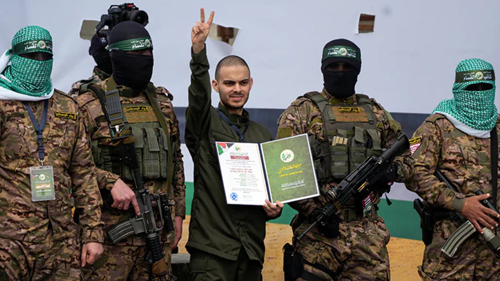 Hamás entrega seis rehenes, pero Israel retrasa liberación de 600 palestinos