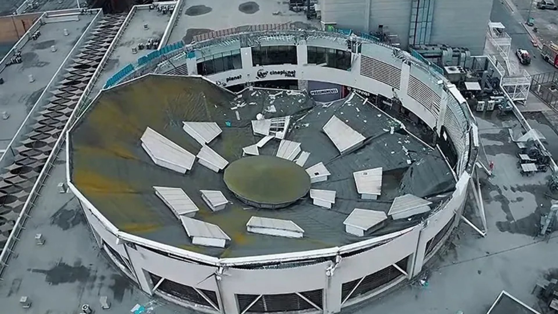 En Perú, colapso del techo de plaza comercial deja al menos 6 muertos y 79 heridos