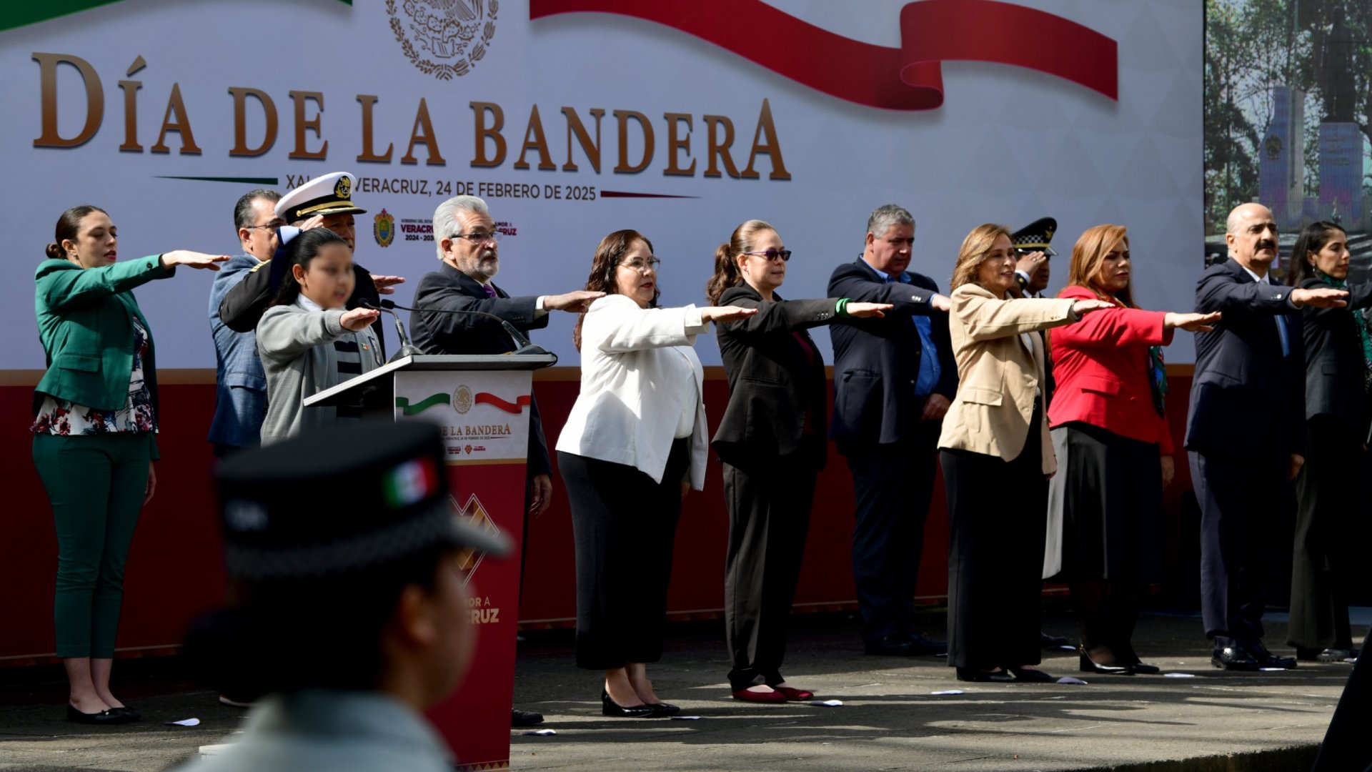 Asiste Alberto Islas a conmemoración del Día de la Bandera