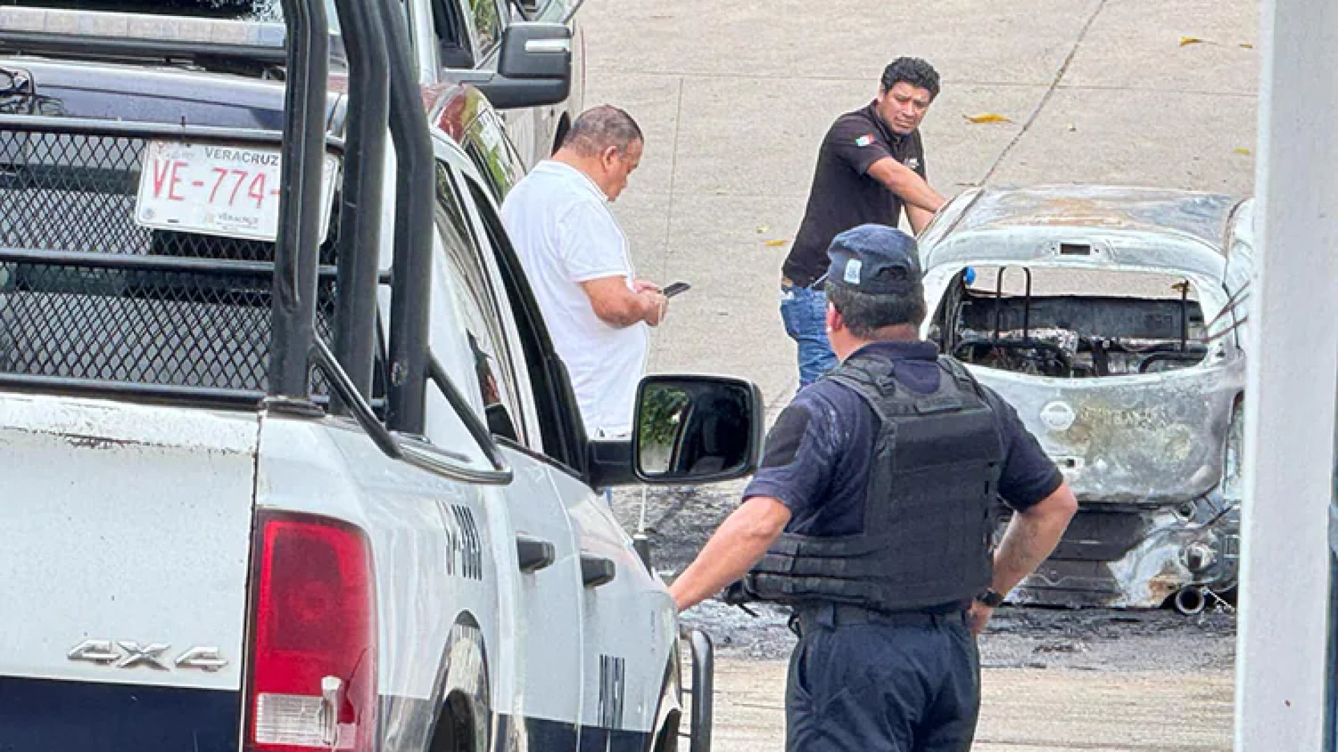 En Minatitlán, hallan cadáver calcinado en auto con granada activa