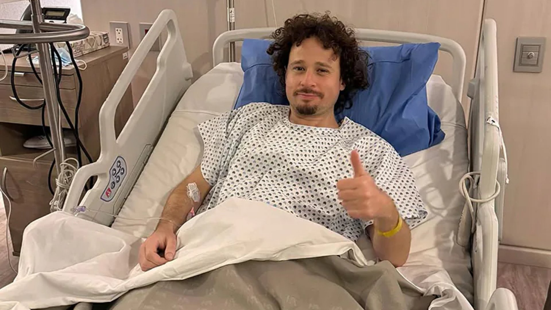 Operan a Luisito Comunica de emergencia por hernias discales | Fotos