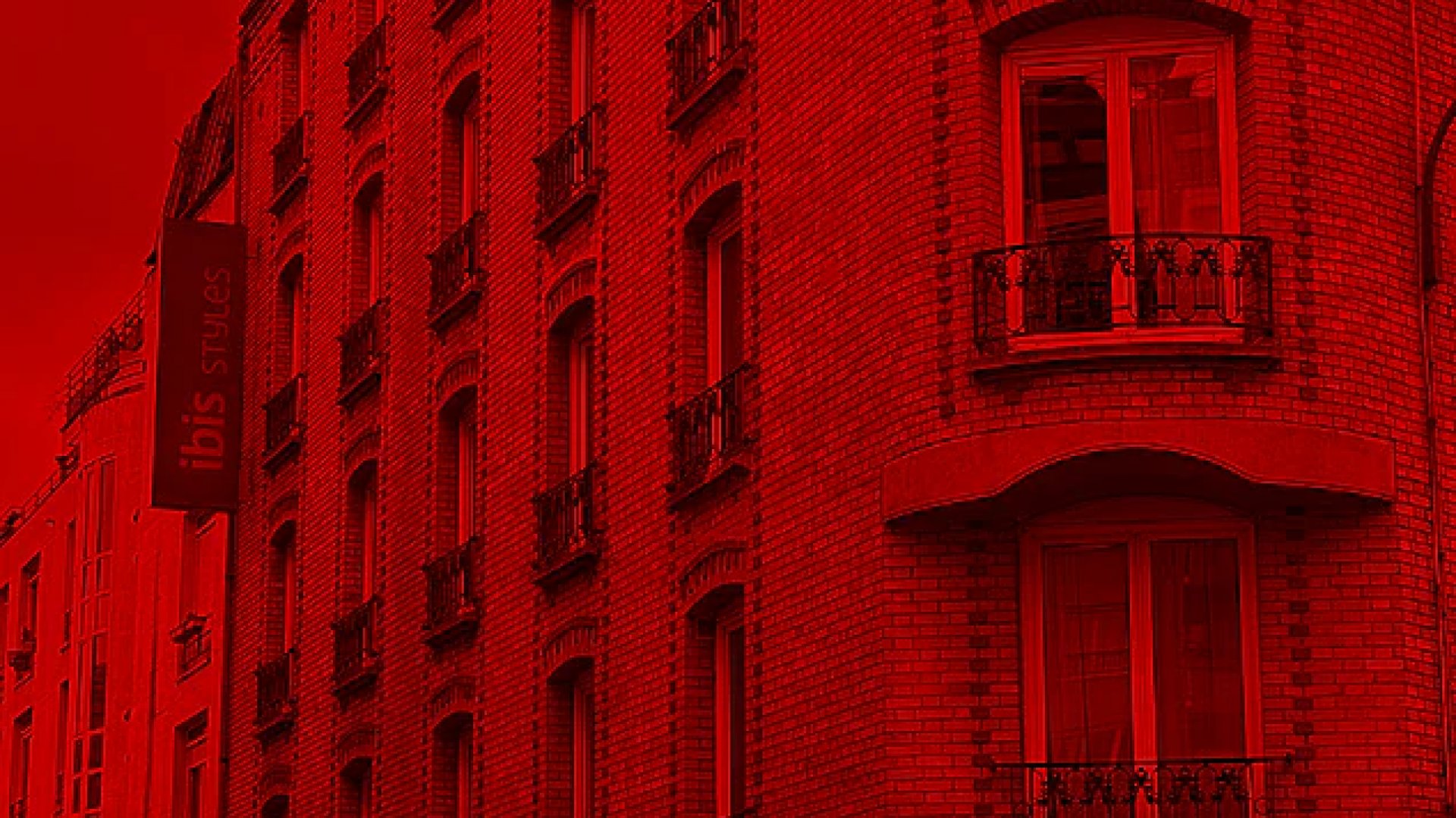 Horror en París: Turista de EU, en custodia tras arrojar a bebé desde la ventana de un hotel