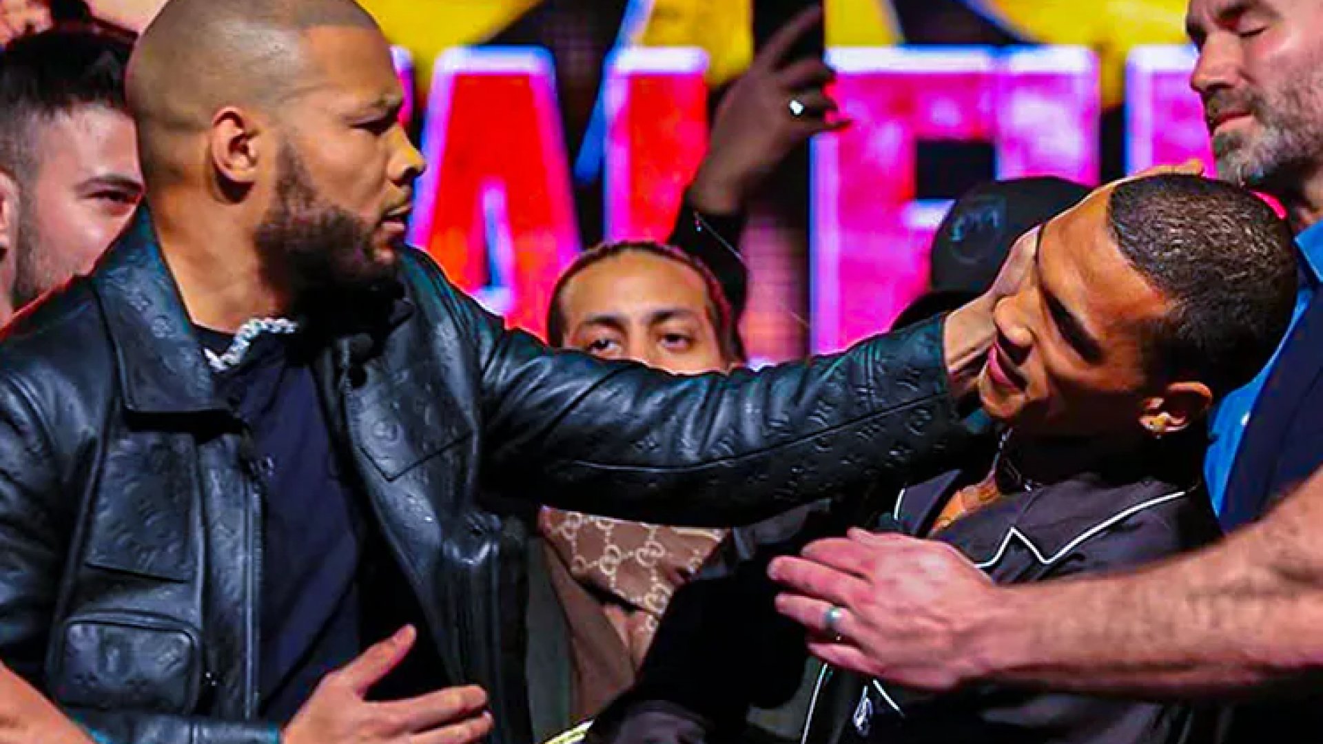 Box: Eubank le da huevazo en el rostro a Benn en conferencia previa a pelea de abril