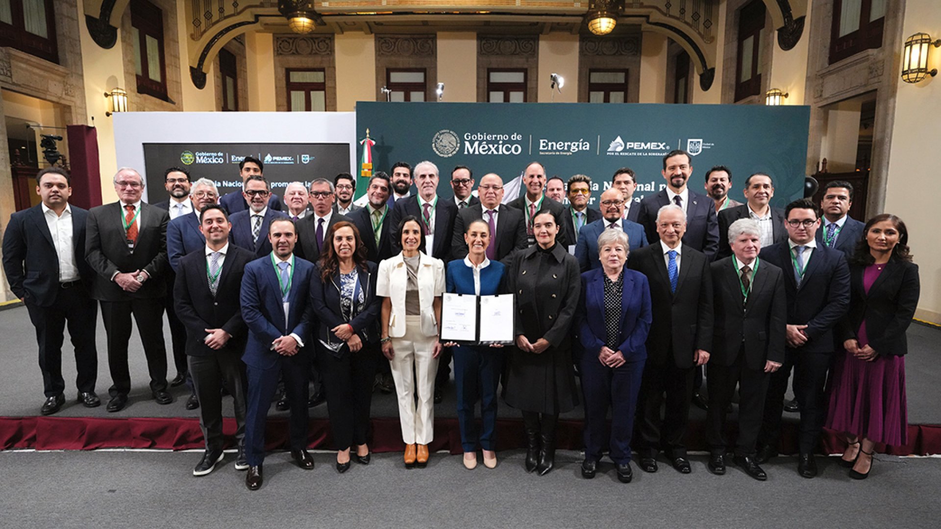 Sheinbaum y gasolineros firman acuerdo para tope de 24 pesos en gasolina magna