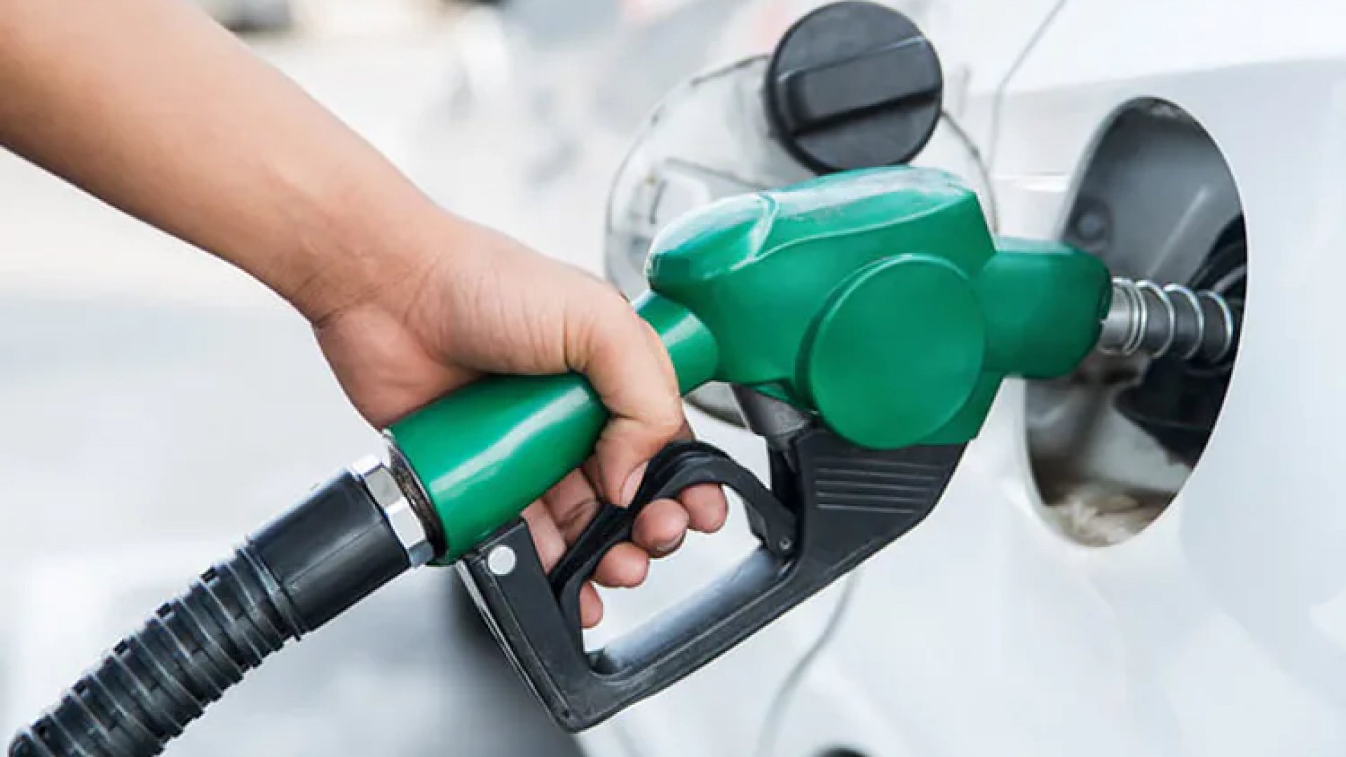 Precio máximo de 24 pesos para gasolina regular inicia el lunes: Sheinbaum
