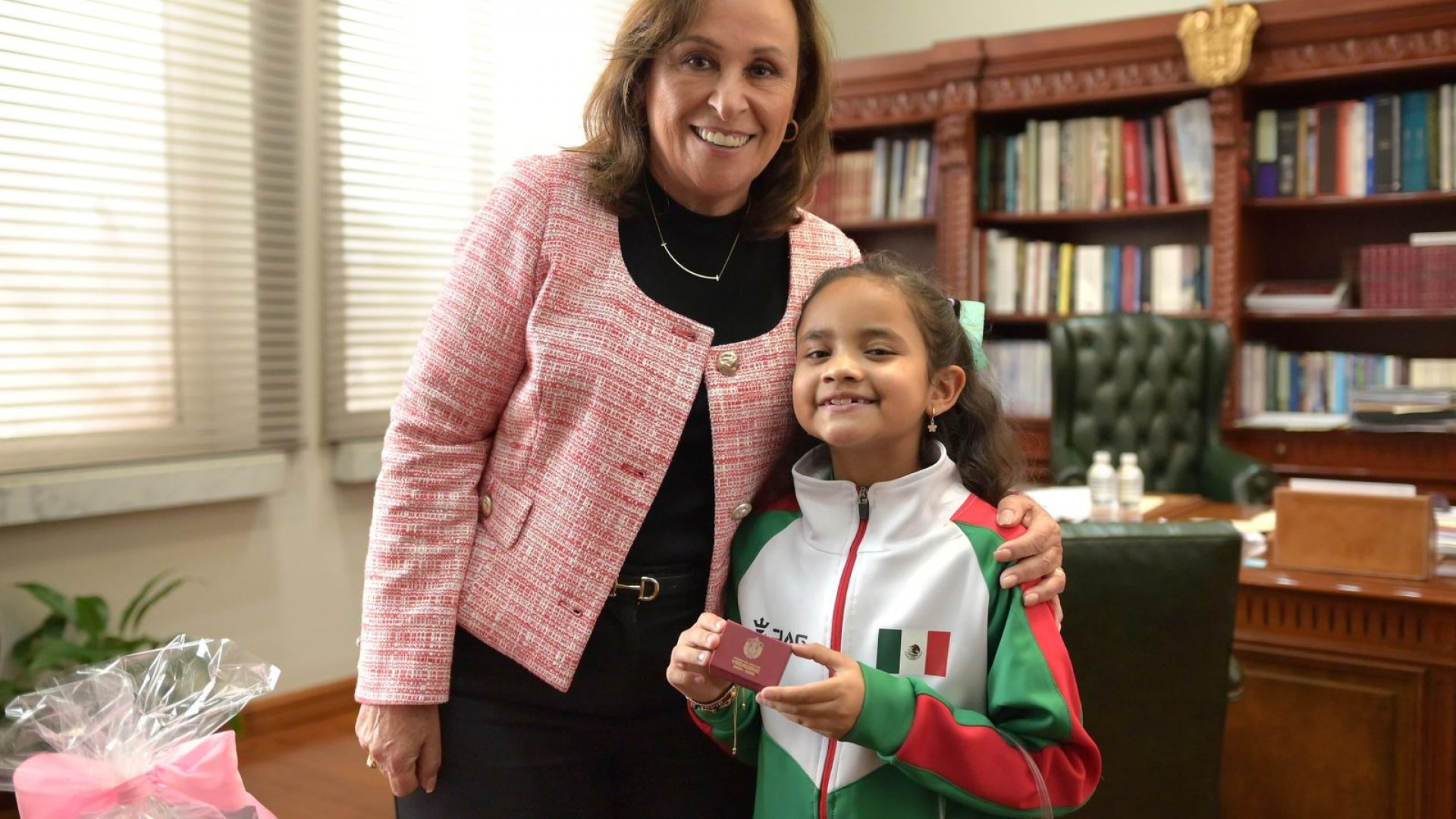 Gobernadora recibe a campeona nacional de esgrima Leane Ramos
