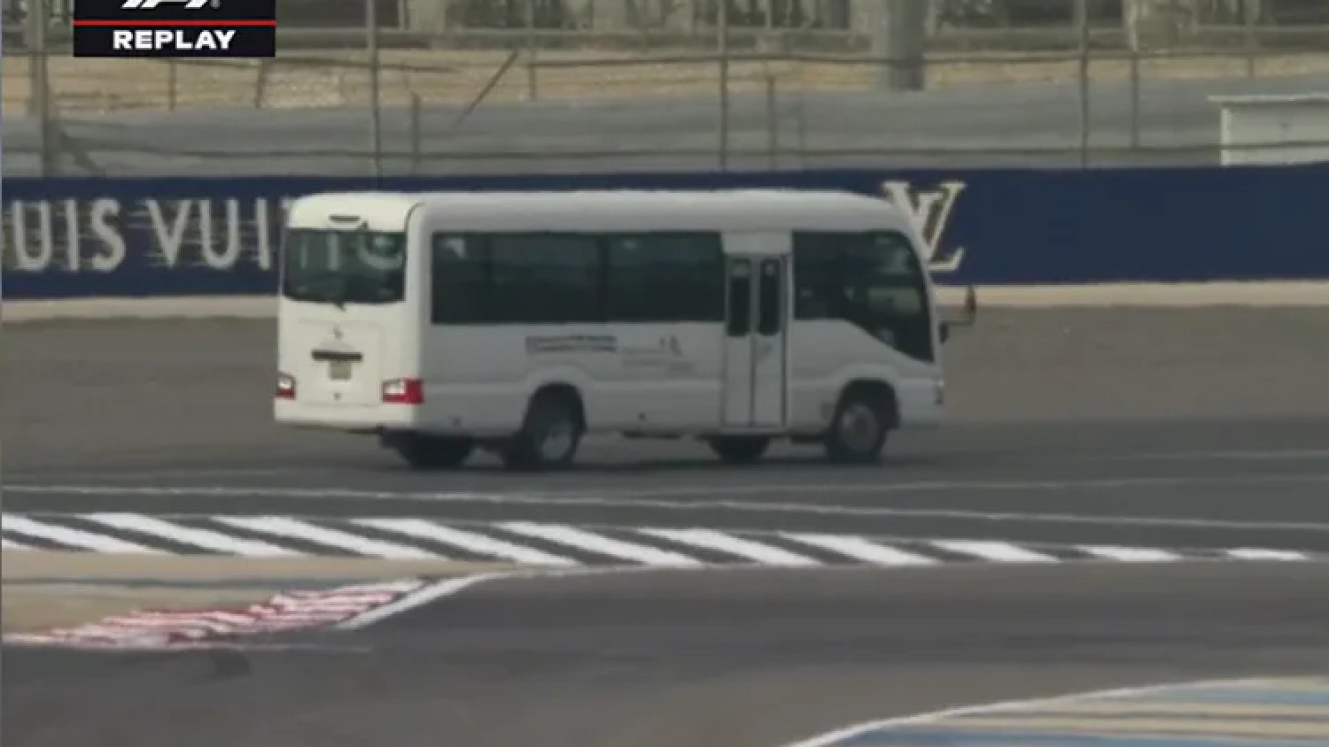 F1: Autobús invade pista durante pruebas en Baréin; interrumpen la sesión