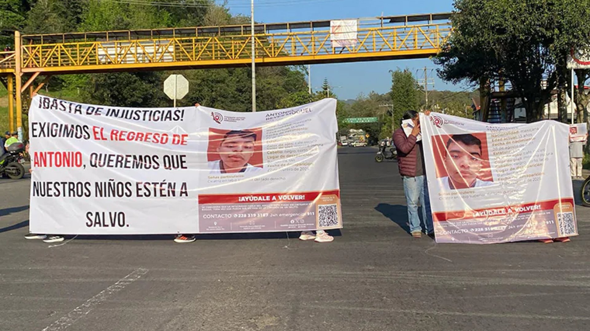 Familiares de Antonio Reyes bloquean carretera de Xalapa a Banderilla para exigir su búsqueda
