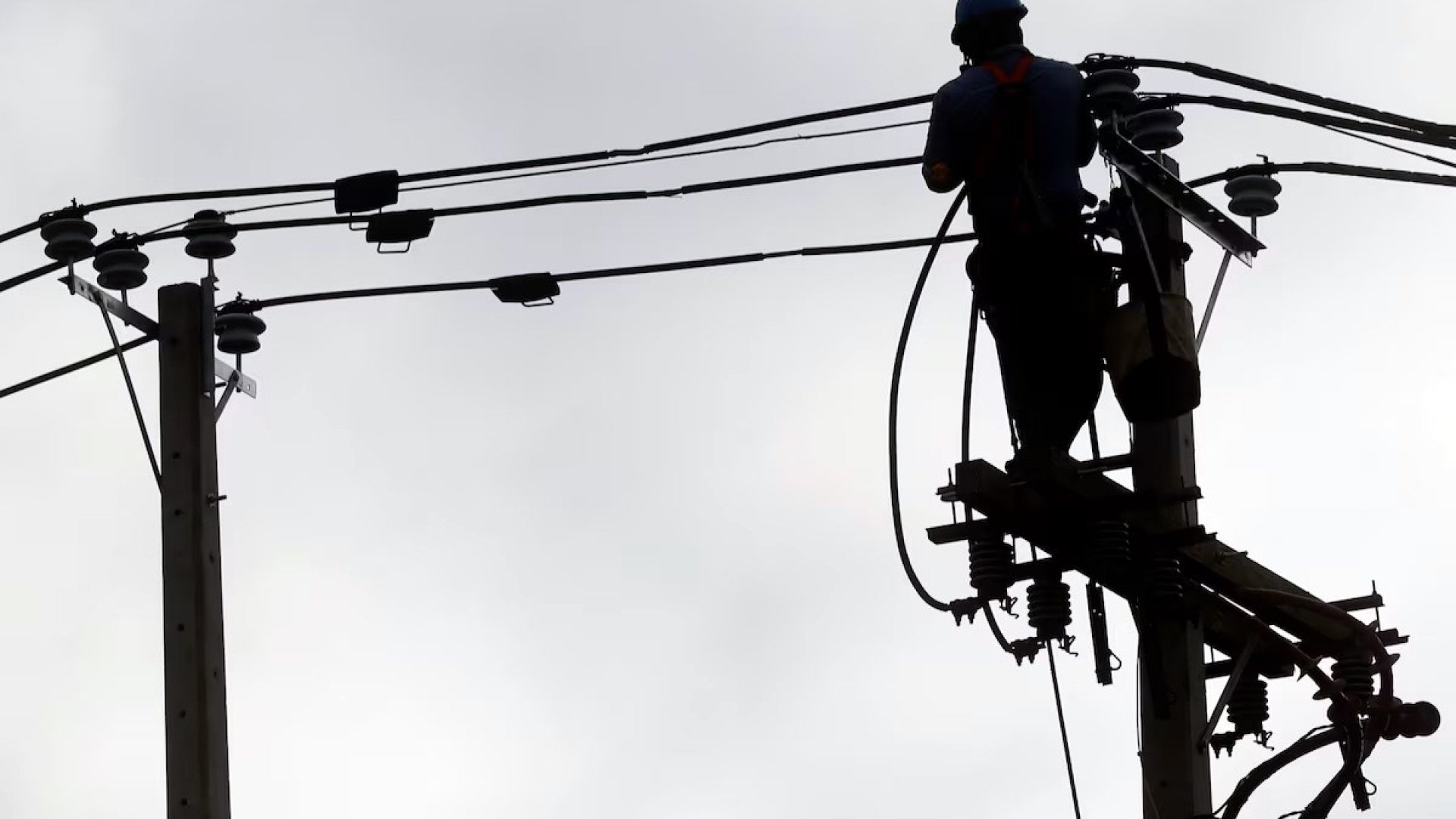 Fuertes vientos dejan sin electricidad a más de 140 mil usuarios en Nuevo León