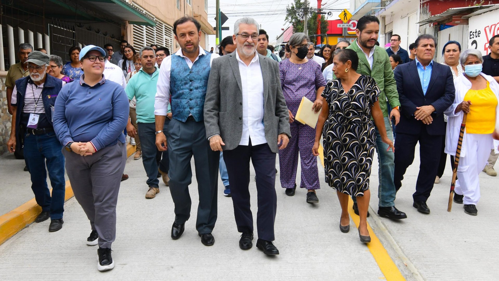 Supervisa Alberto Islas obra en la colonia El Olmo