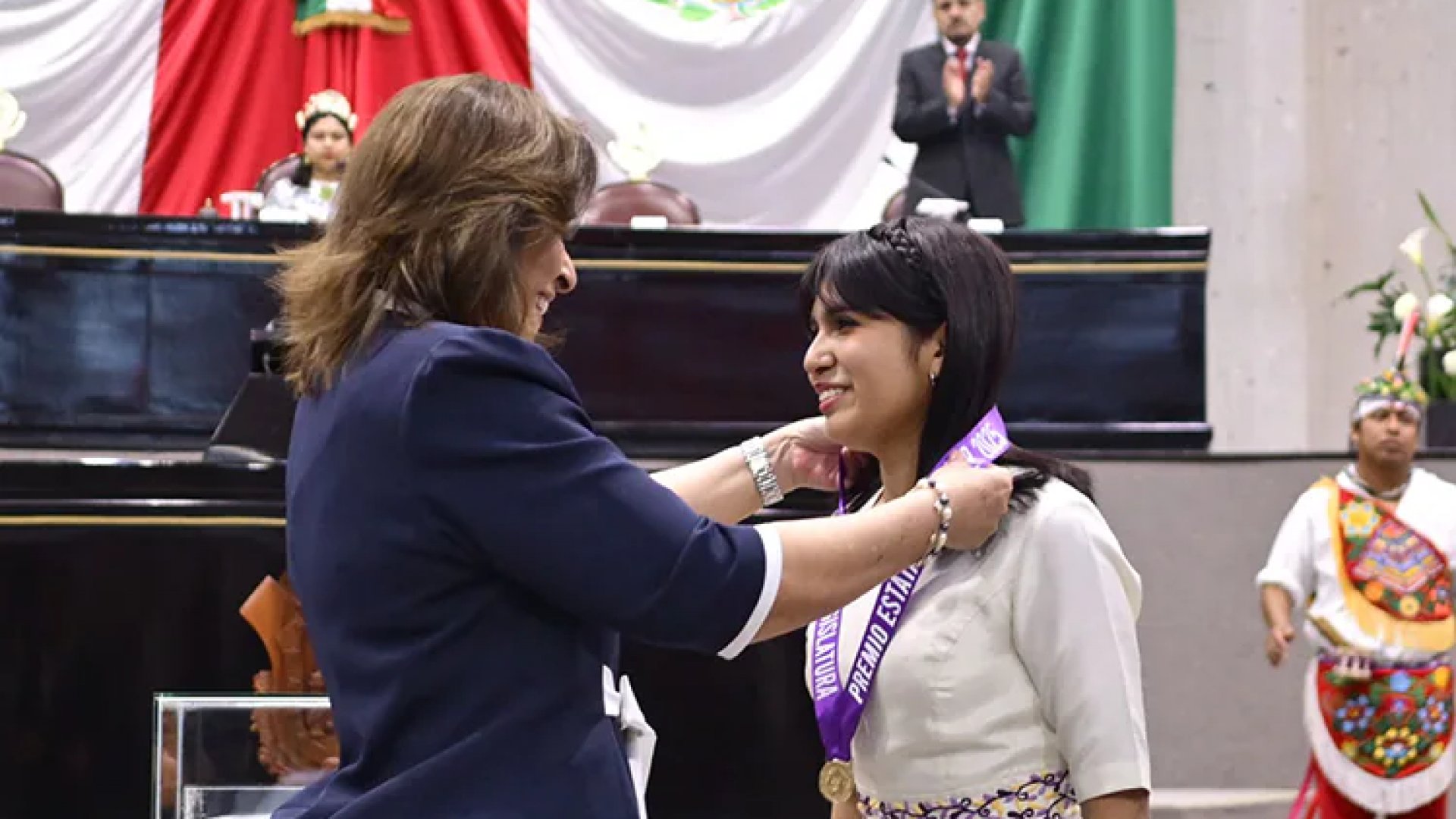Ángela, la mejor estudiante del mundo, obtiene el Premio a la Mujer 2025 en Veracruz