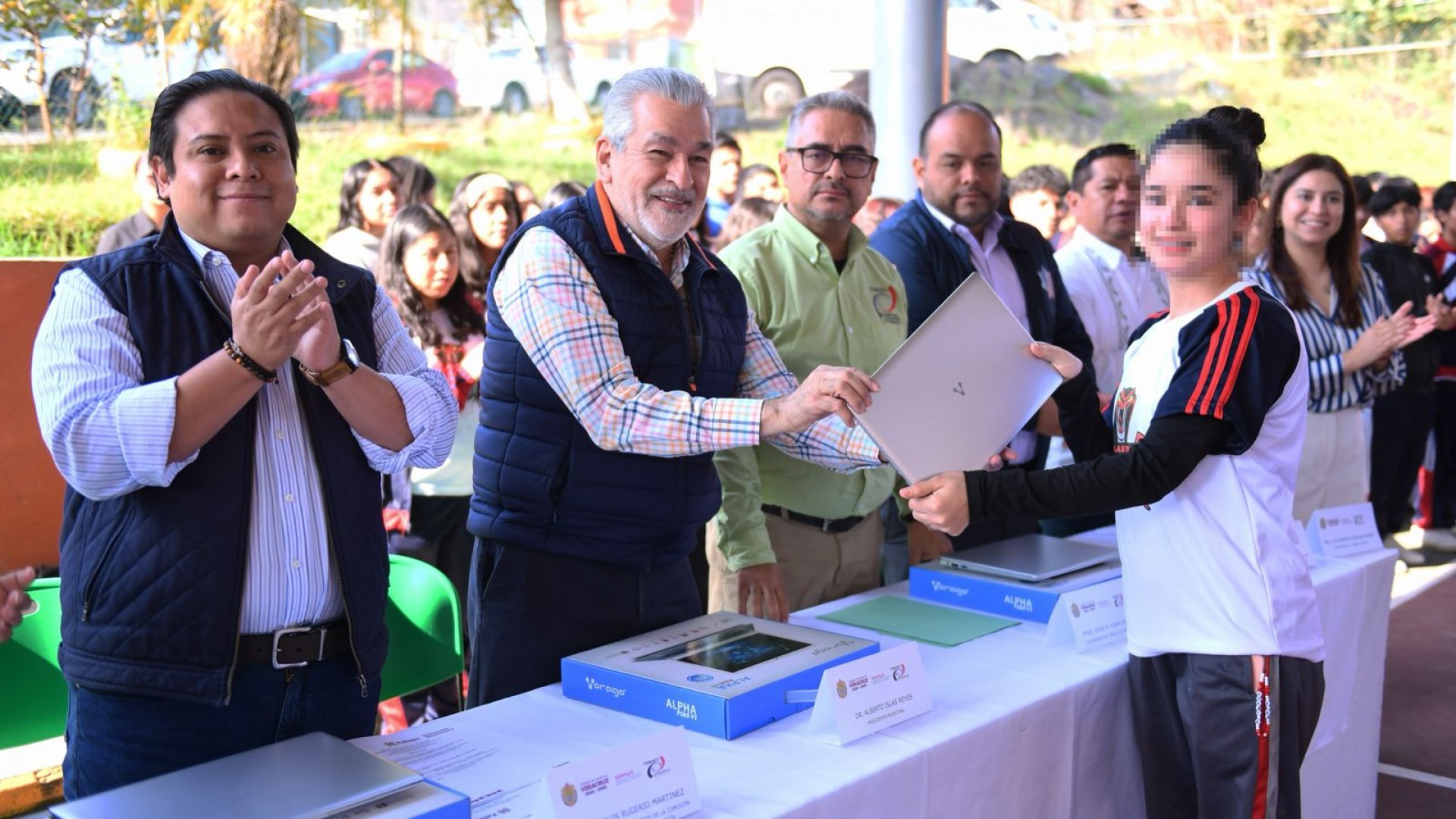 Entrega Alberto Islas equipo de cómputo a estudiantes de bachillerato