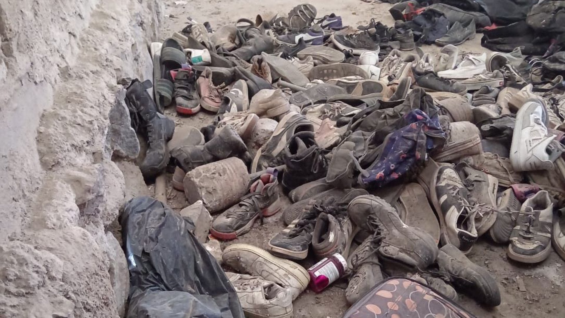 Descubren crematorio clandestino: hallan 400 pares de zapatos y restos calcinados