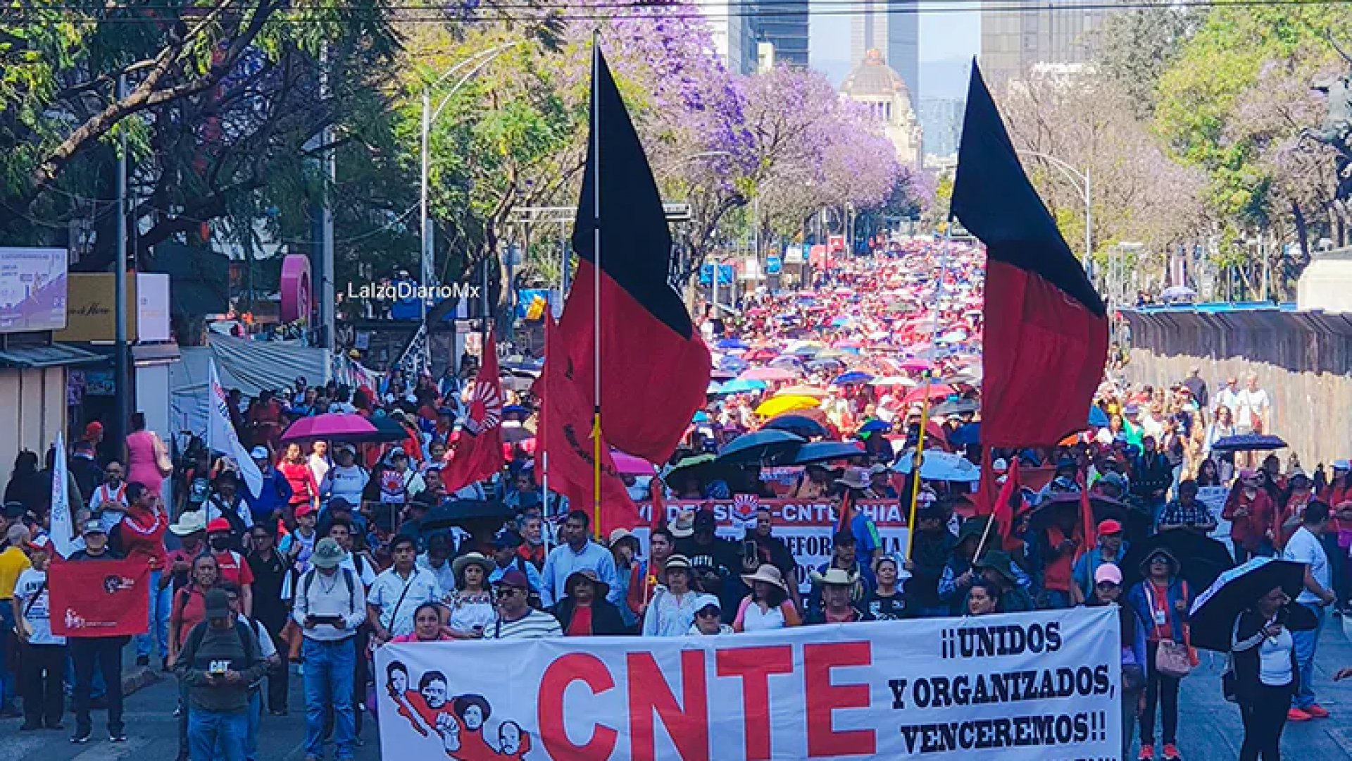 Maestros de la CNTE marchan en CDMX contra la Ley del ISSSTE