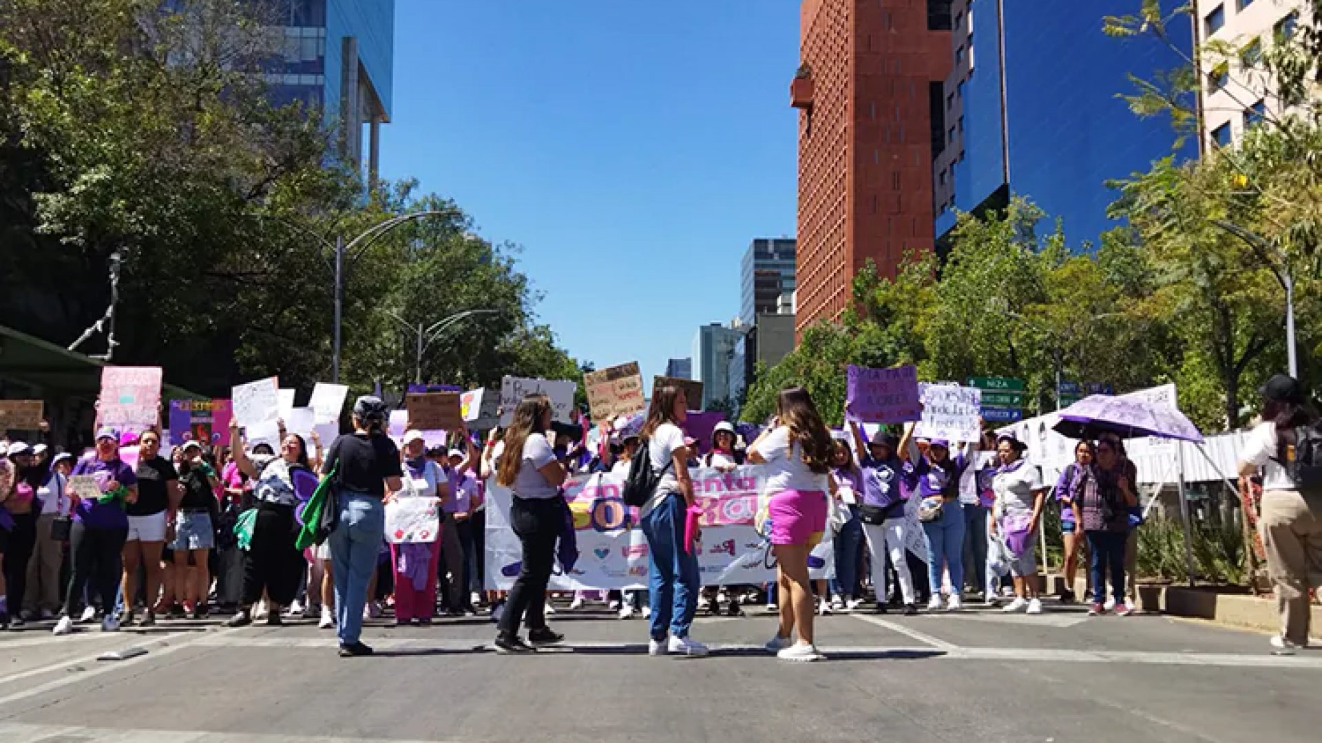 8M: Se concentran colectivos para marchar por el Día Internacional de la Mujer