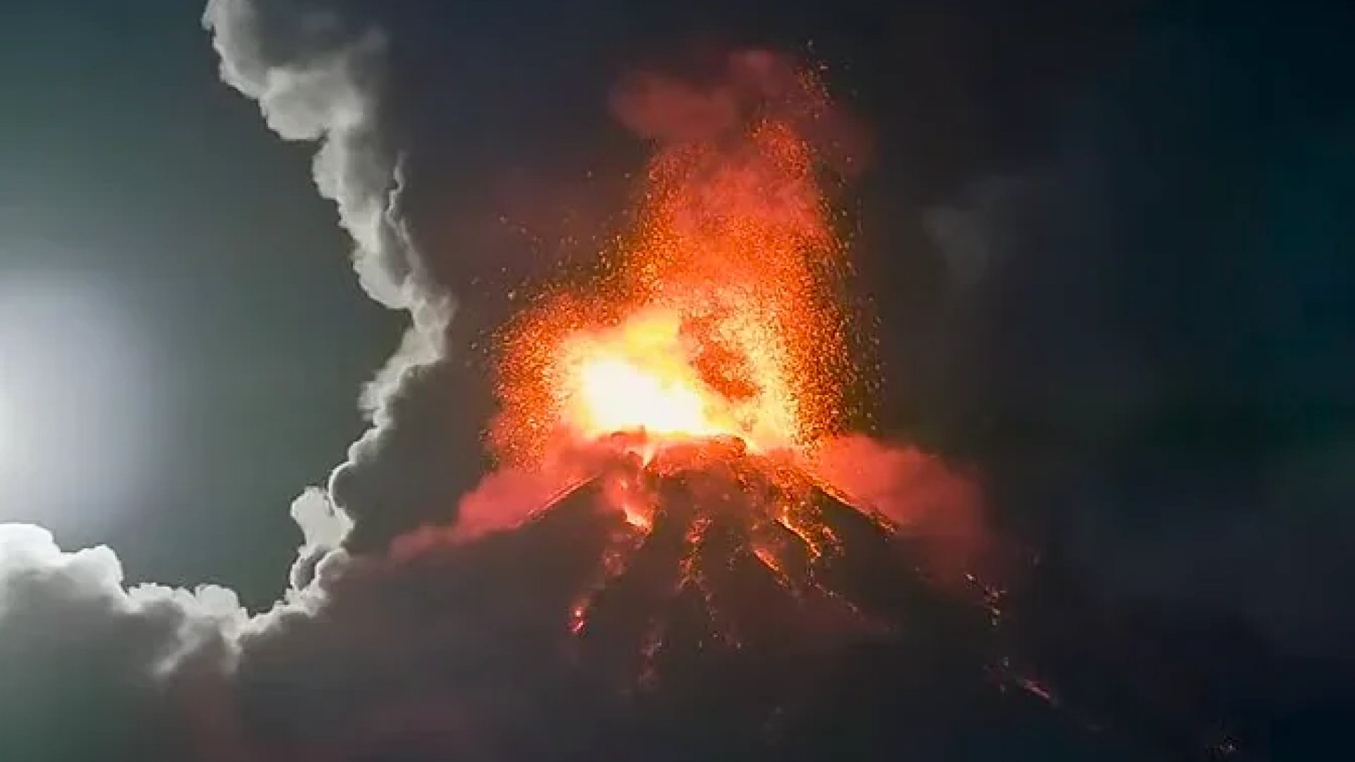Volcán de Fuego erupciona en Guatemala; peligra la vida de hasta 30 mil personas