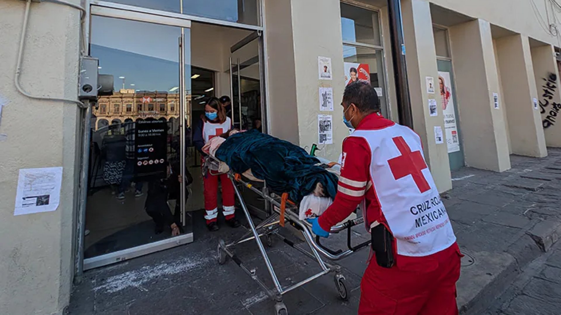 HSBC obliga a abuelita a acudir a sucursal en ambulancia; le bloquearon su cuenta