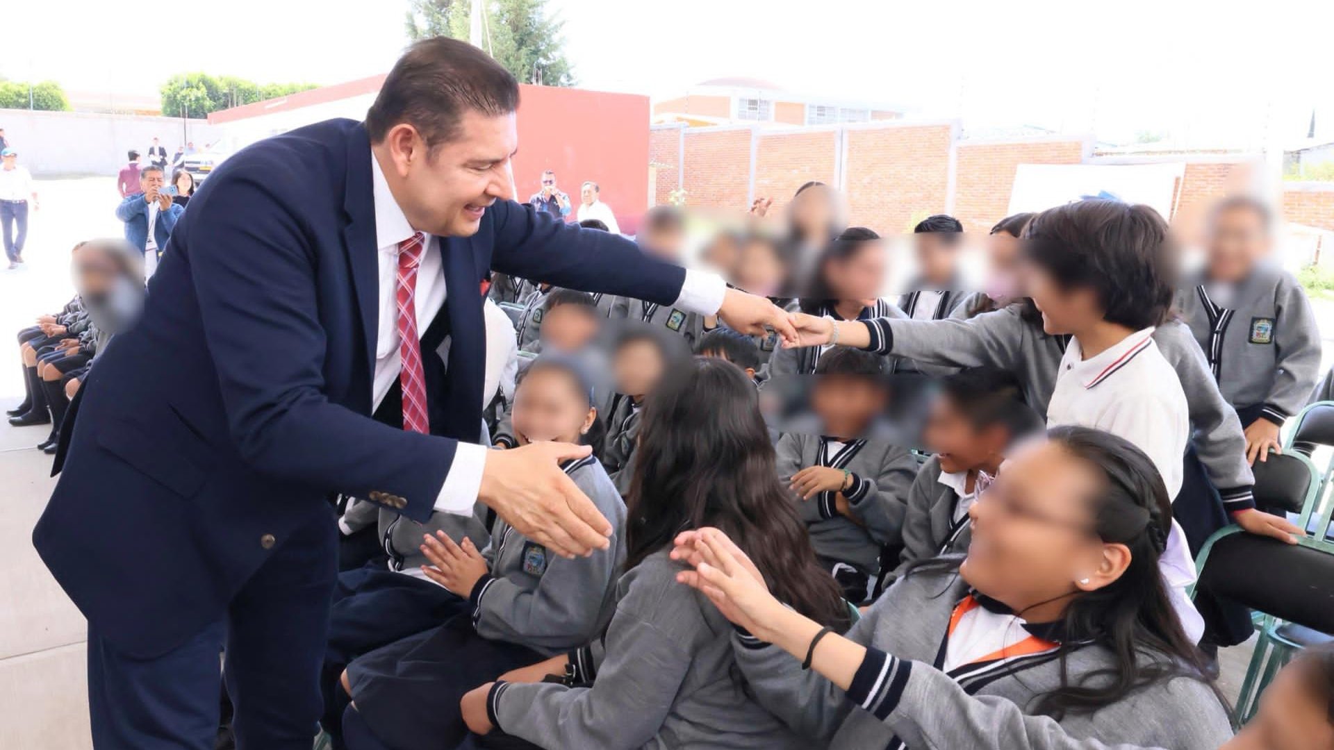 Gobernador de Puebla visita su primaria y entrega rehabilitación de aulas en su alma máter