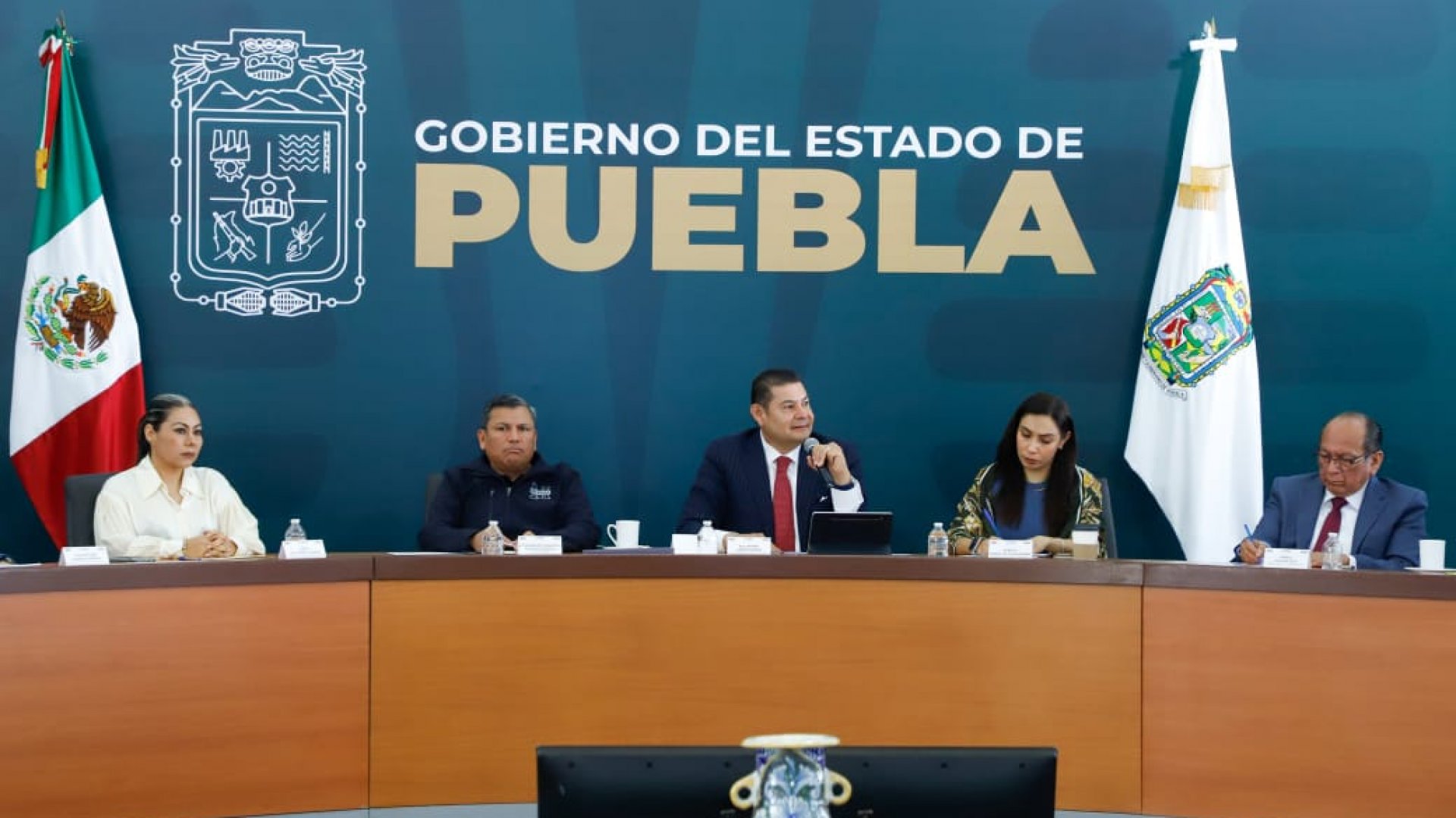Gobernador de Puebla enfatiza aplicación de la ley ante protestas y exigencias