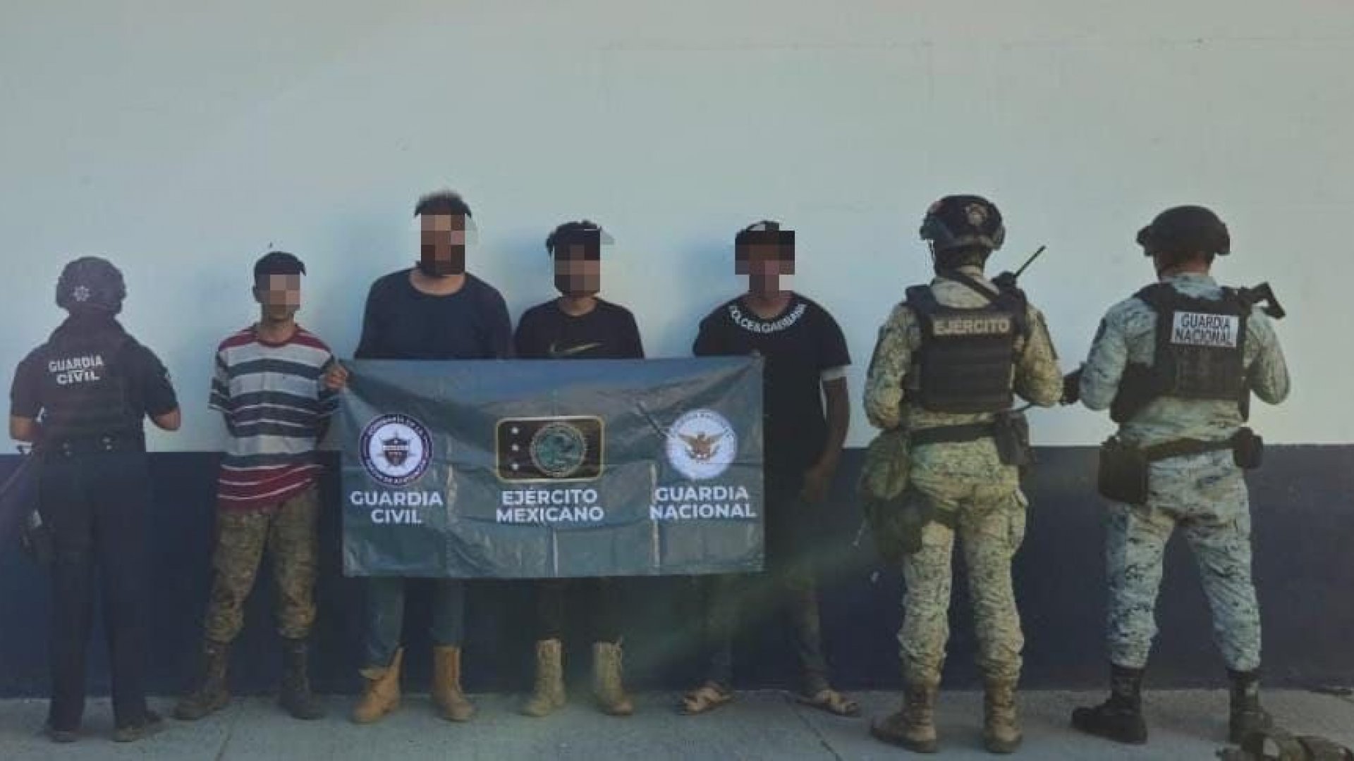 Helicóptero artillado de Fuerzas Federales rafaguea a sicarios del CJNG en Michoacán