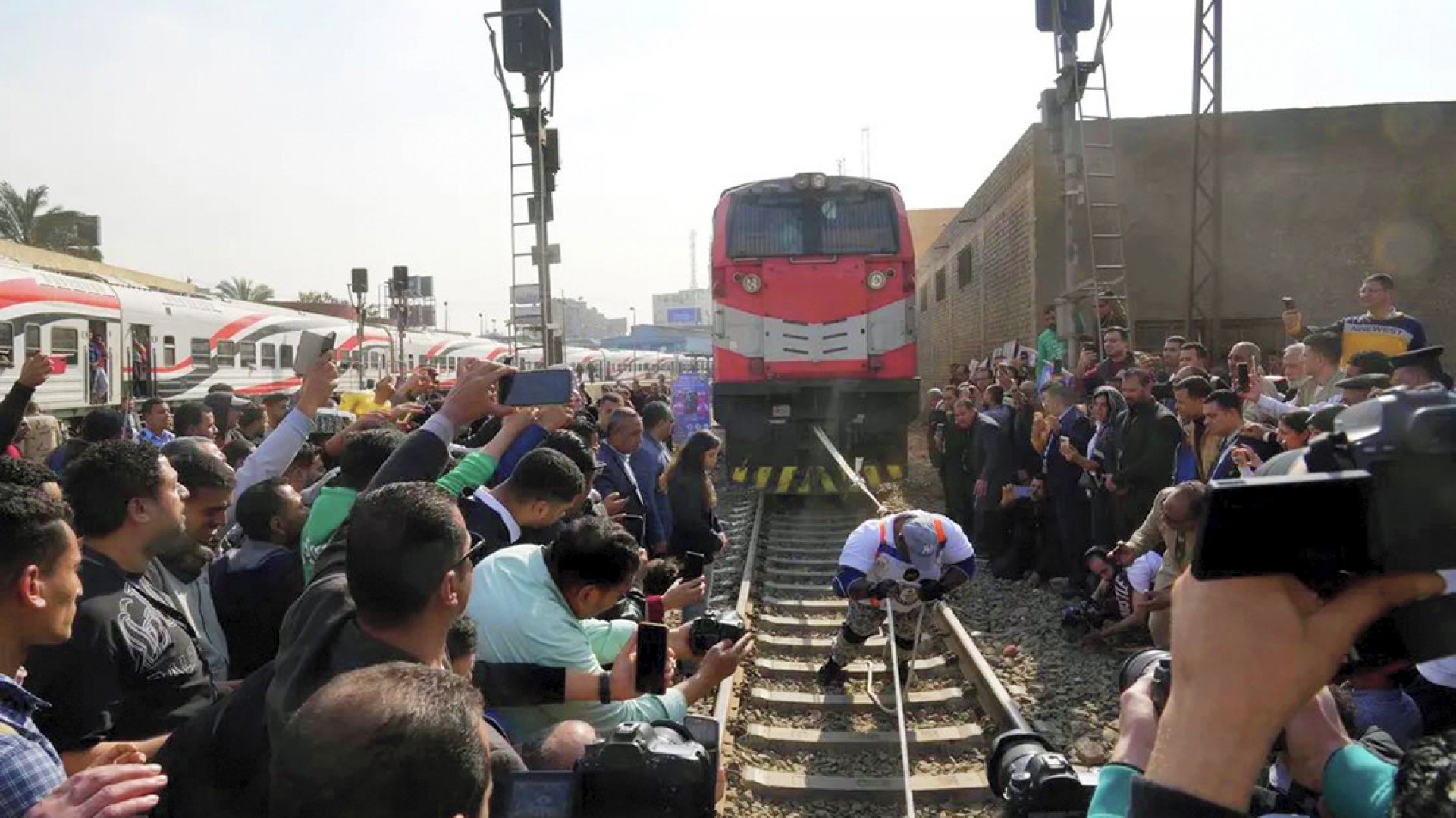 El luchador egipcio que jaló un tren con los dientes y rompió tres récords Guinness