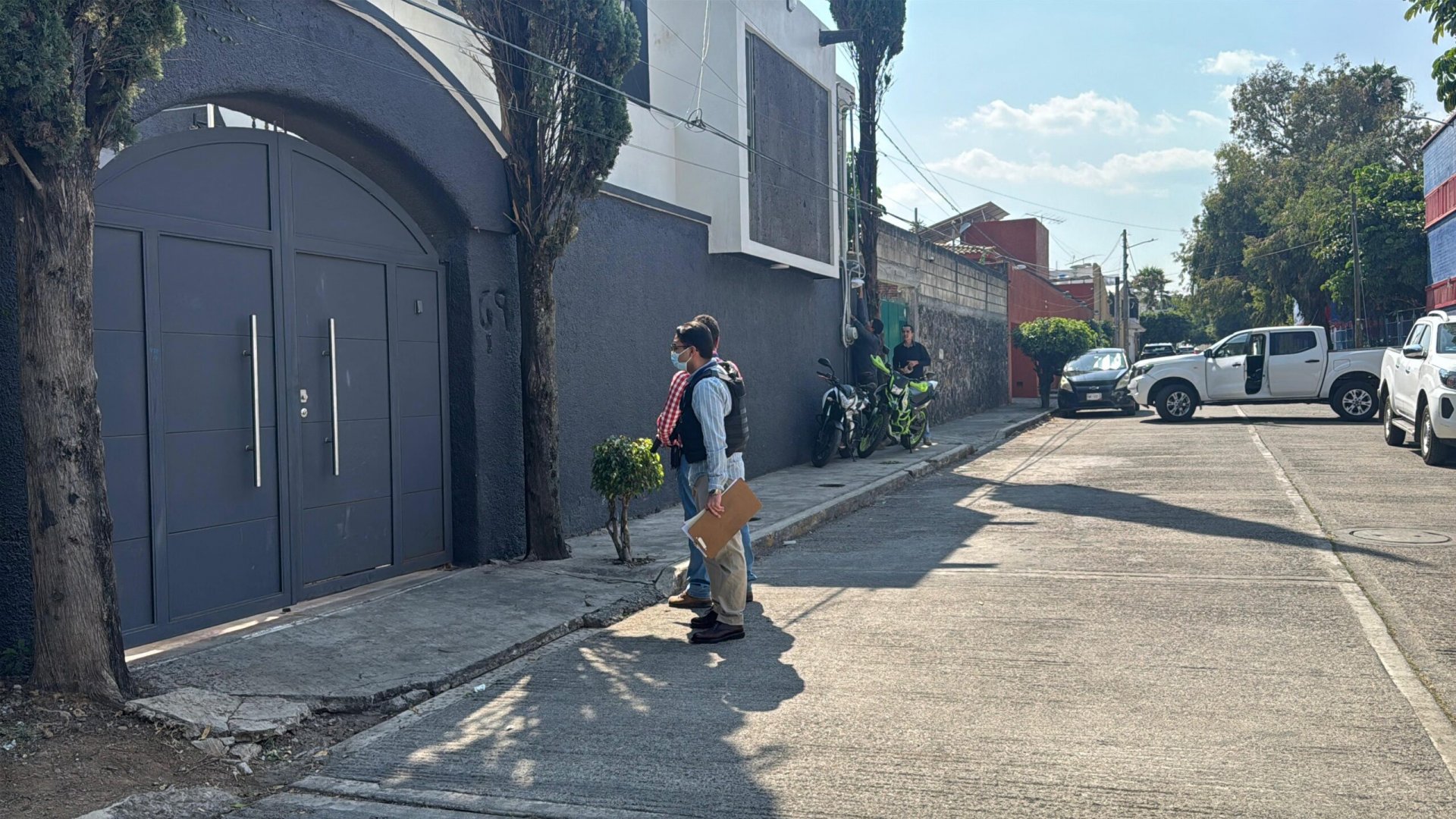 Hallan objetos rituales y restos humanos en casa de exfuncionario de Tequesquitengo; detienen a presunto escolta