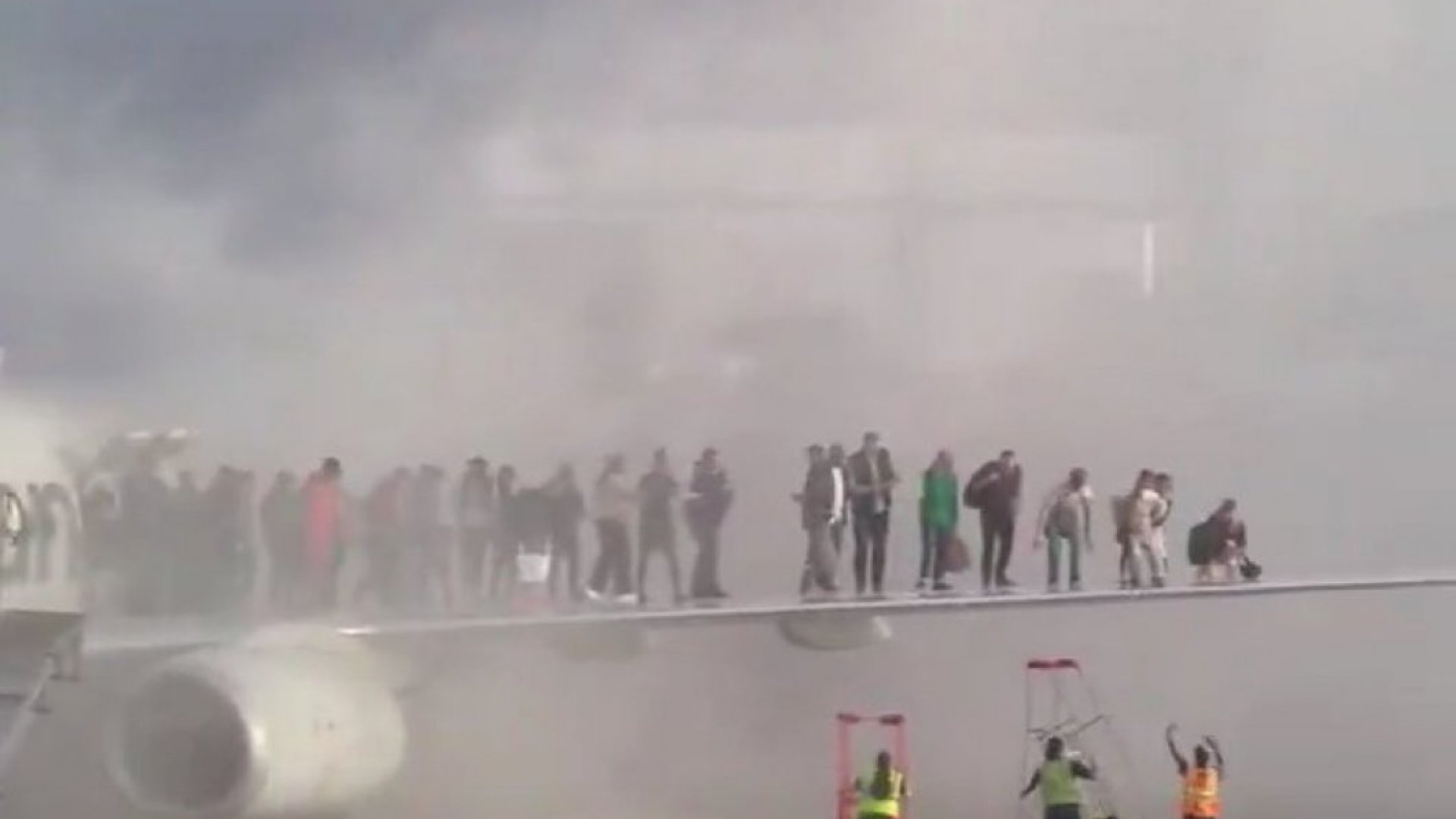 Evacuan avión de American Airlines en el aeropuerto de Denver por un incendio