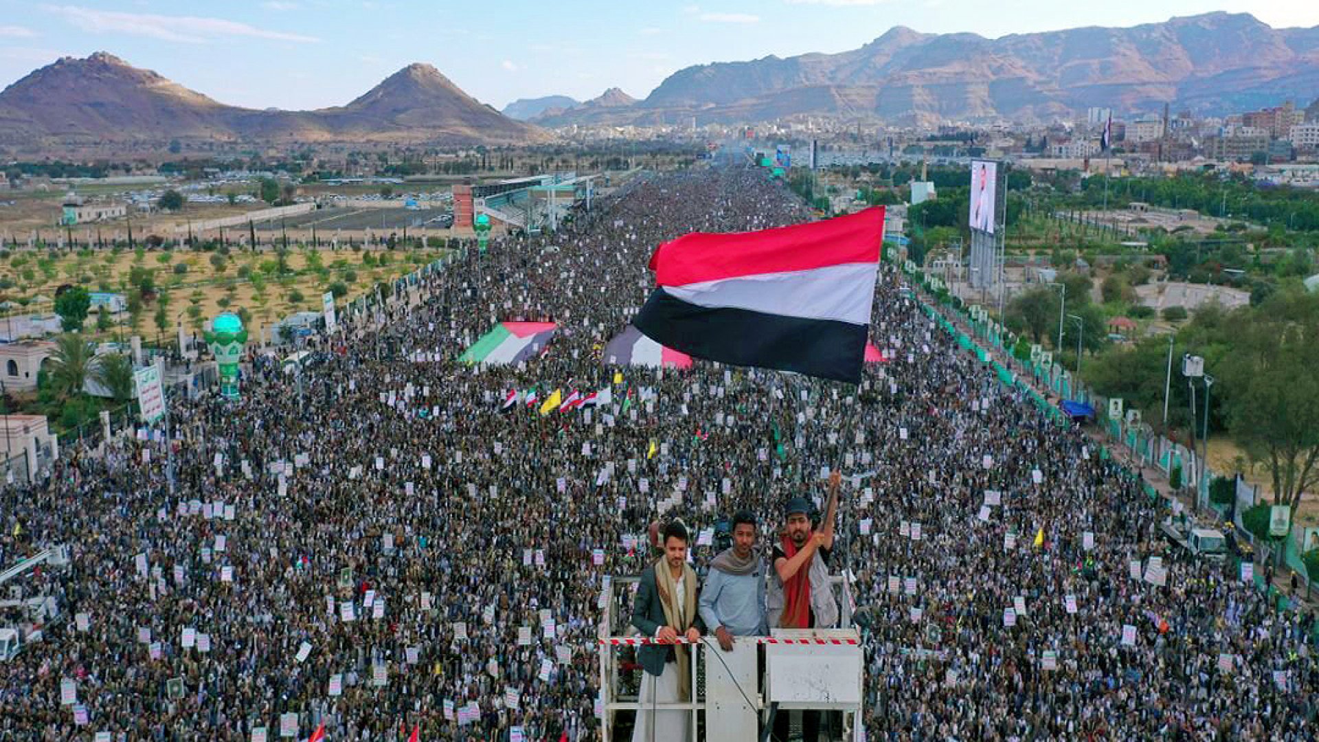 Miles de personas marchan en Yemen en rechazo a los bombardeos de EU y en apoyo a Gaza