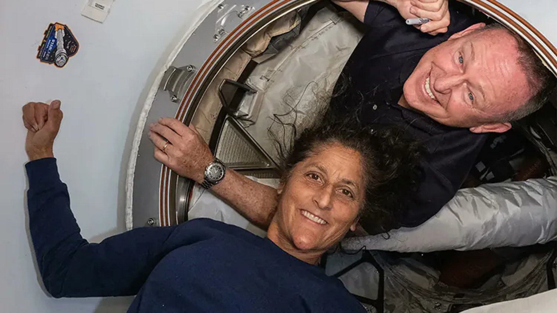 Astronautas de la NASA regresan a Tierra tras nueve meses varados en el espacio