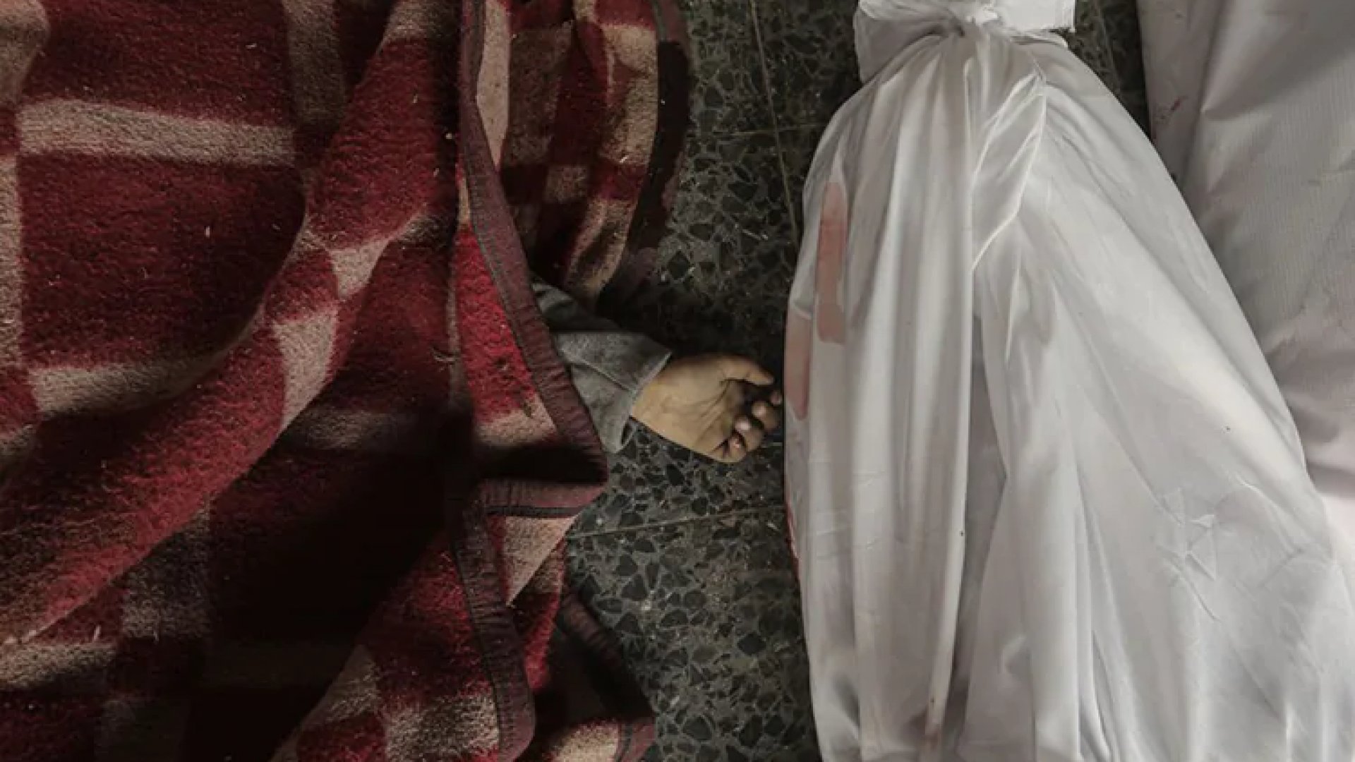 Ataques de Israel en Gaza elevan muertes de niños; rescatan a bebé de entre los escombros