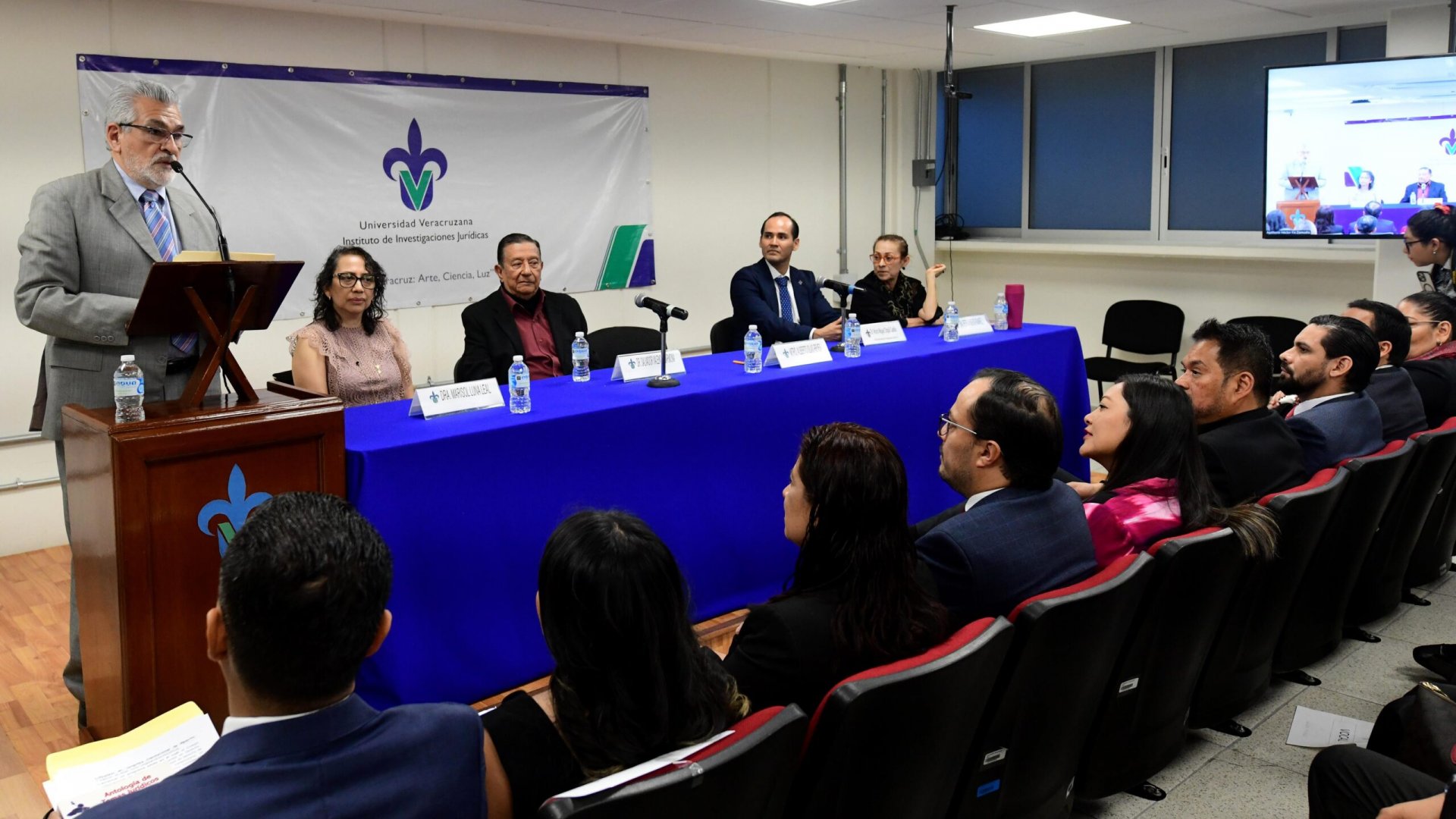 Asiste Alberto Islas a toma de protesta del Colegio de Doctores en Derecho
