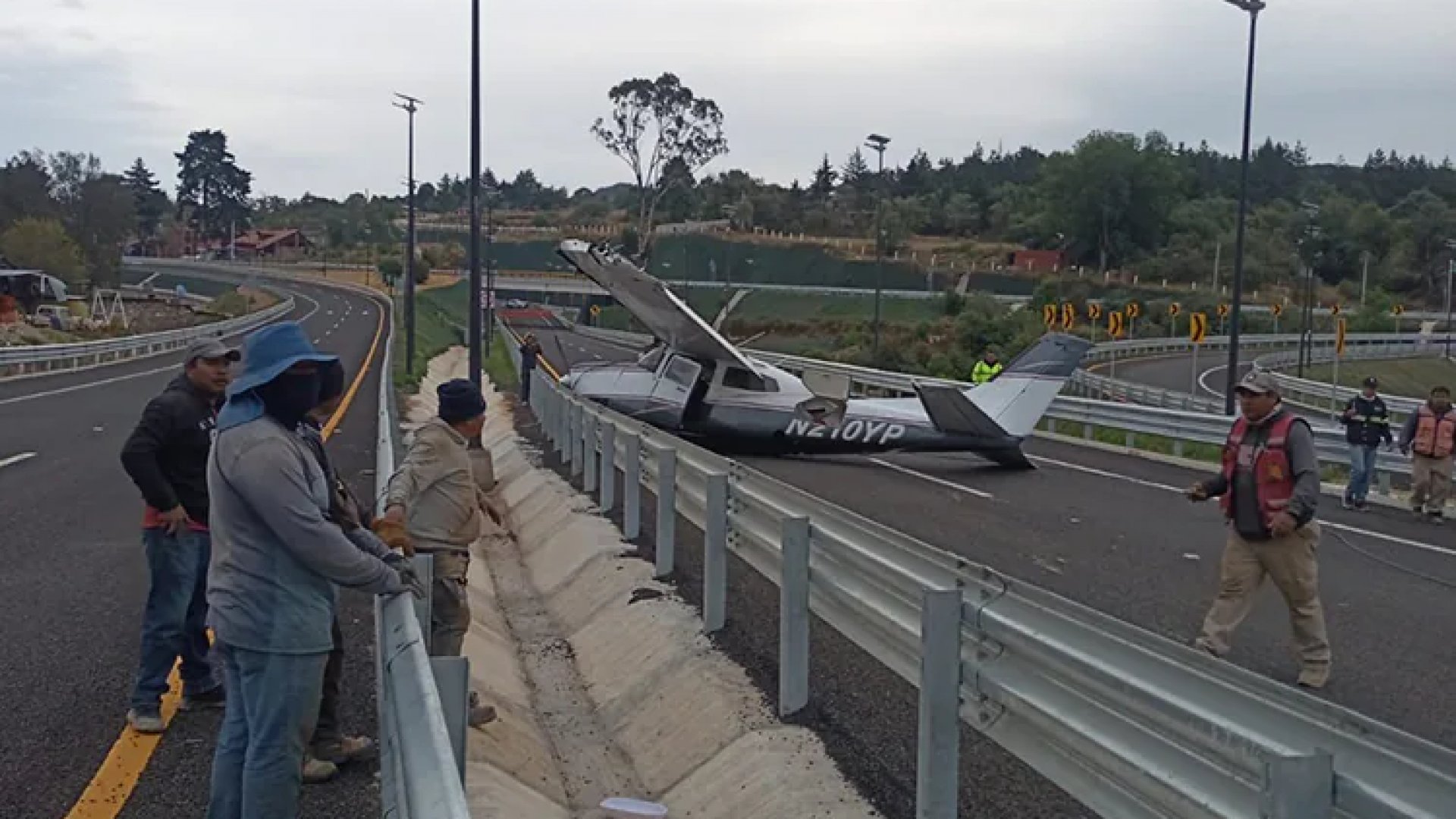 Avioneta se desploma en carretera de Hidalgo que inaugurará Claudia Sheinbaum el domingo