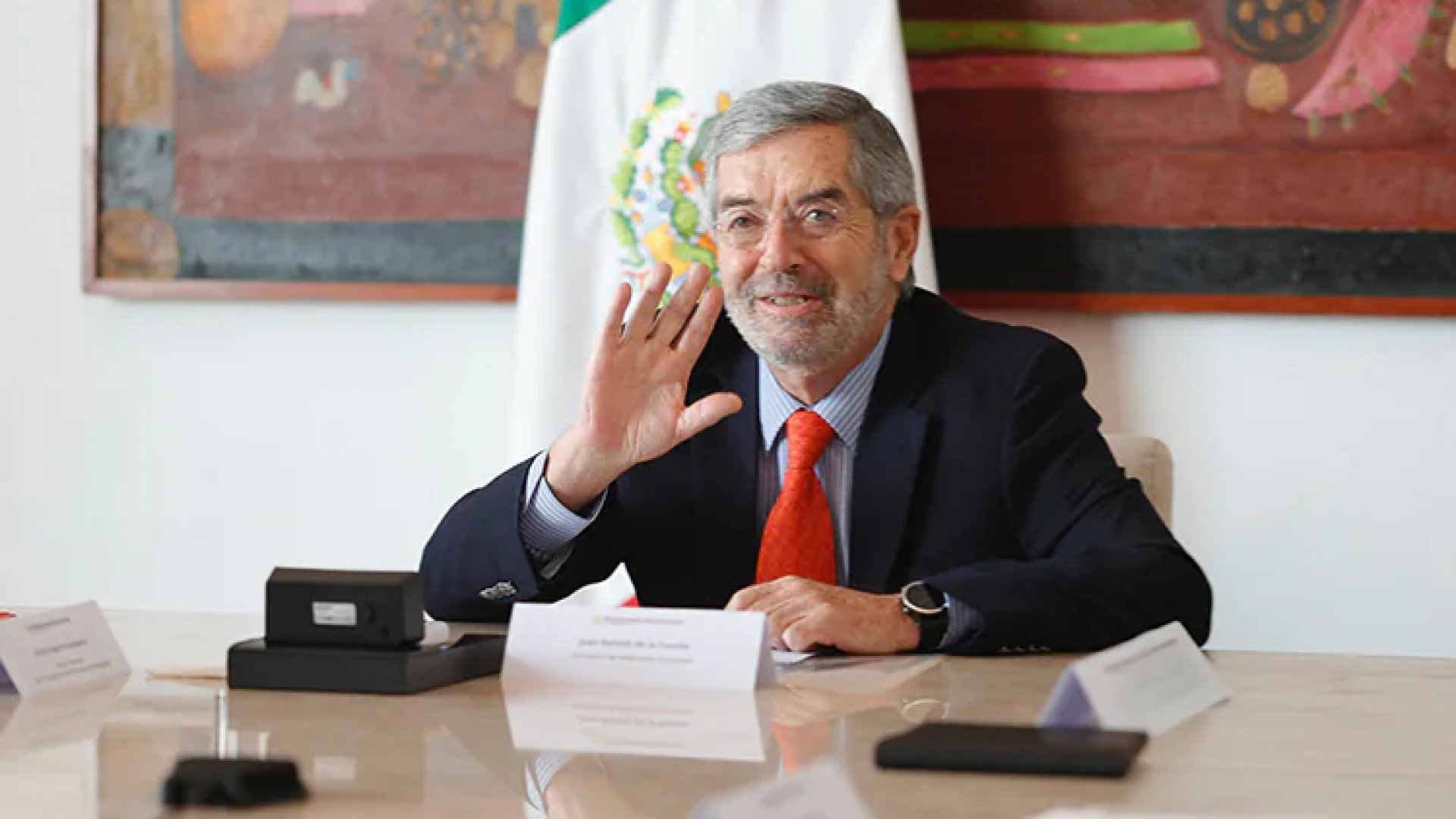 SRE: Llama Juan Ramón de la Fuente a reforzar atención a mexicanos en EU en tramites oficiales